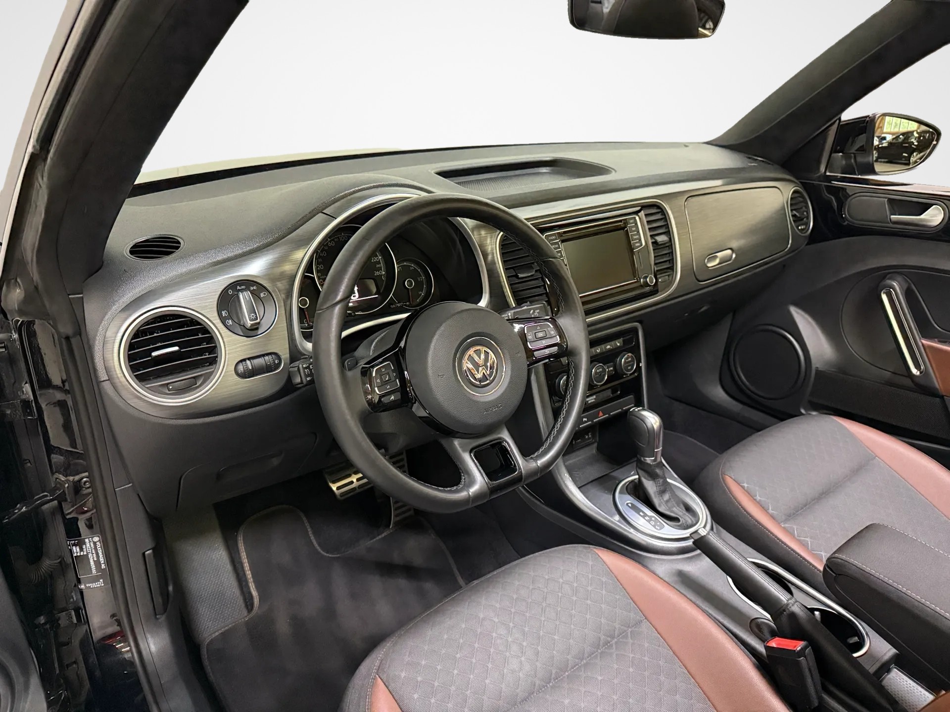 VW Beetle Cabriolet 2.0 TDI BMT Design DSG-image-16