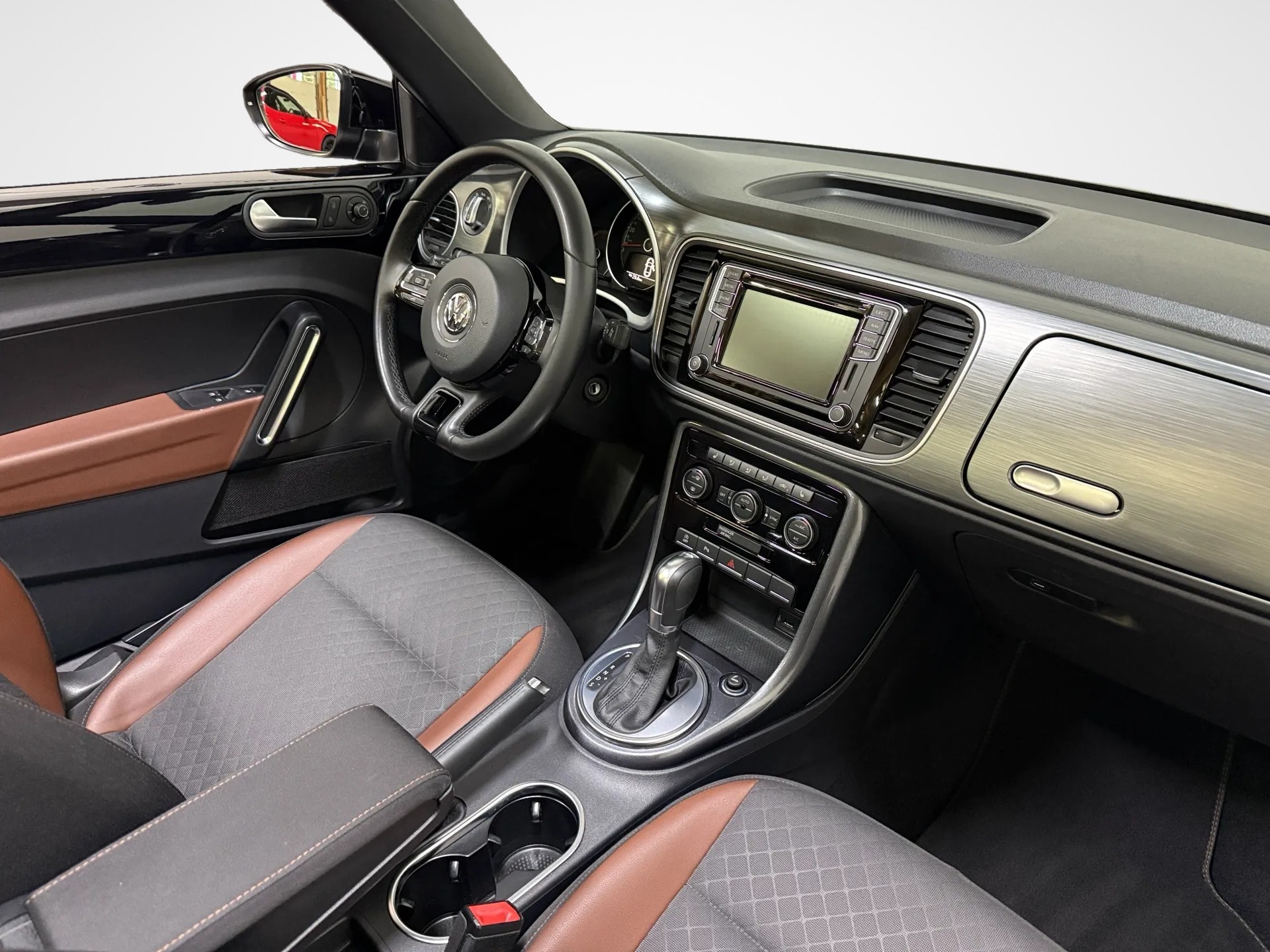 VW Beetle Cabriolet 2.0 TDI BMT Design DSG-image-17