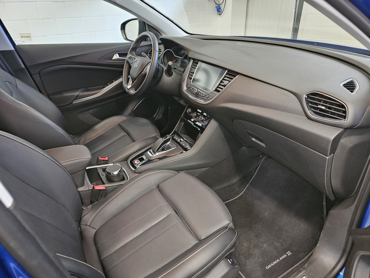 OPEL Grandland X 1.6 Hybrid4 Ultimate Automatik-image-10