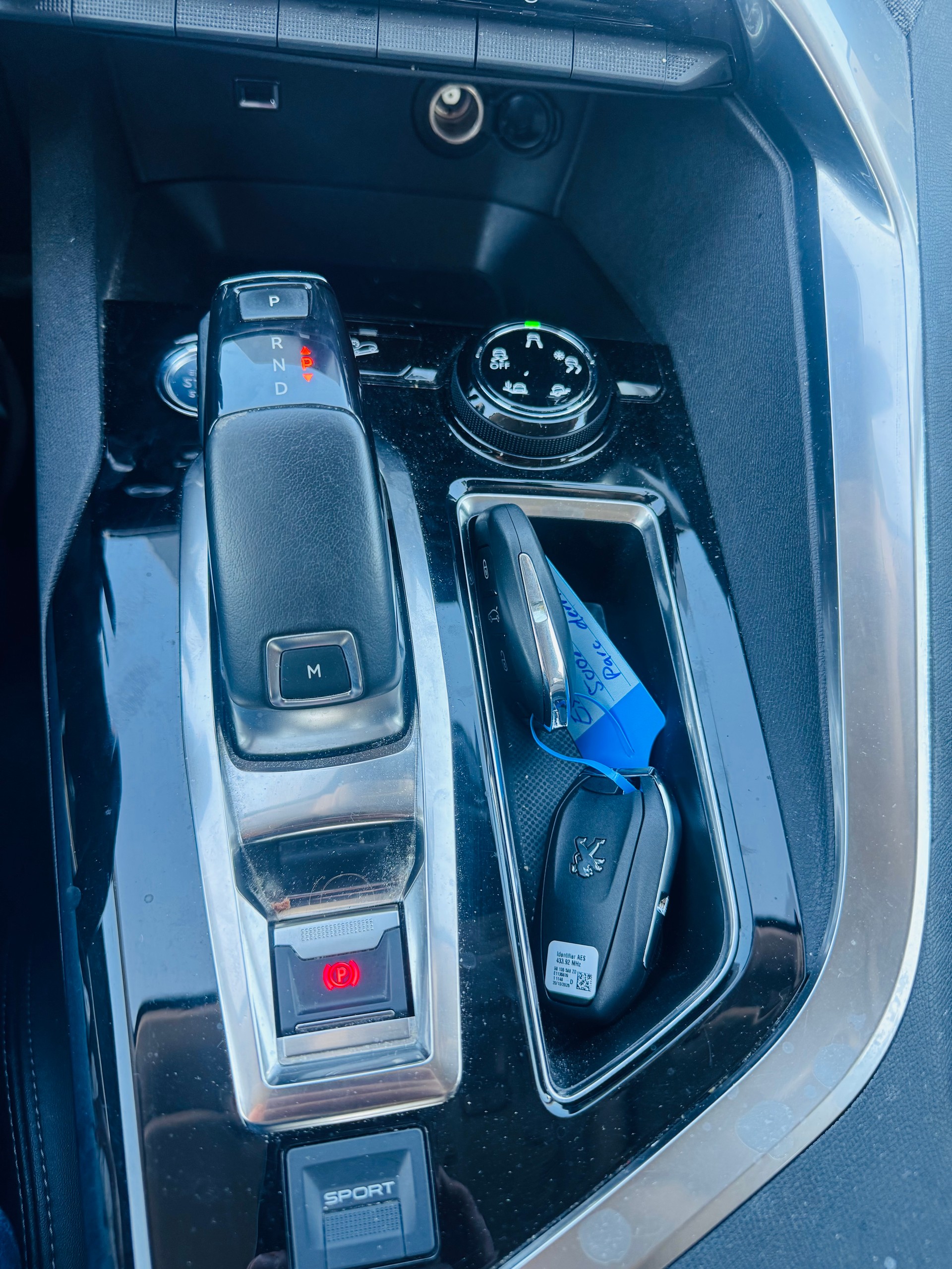 PEUGEOT 5008 1.6 Pure Tech Allure EAT8-image-9