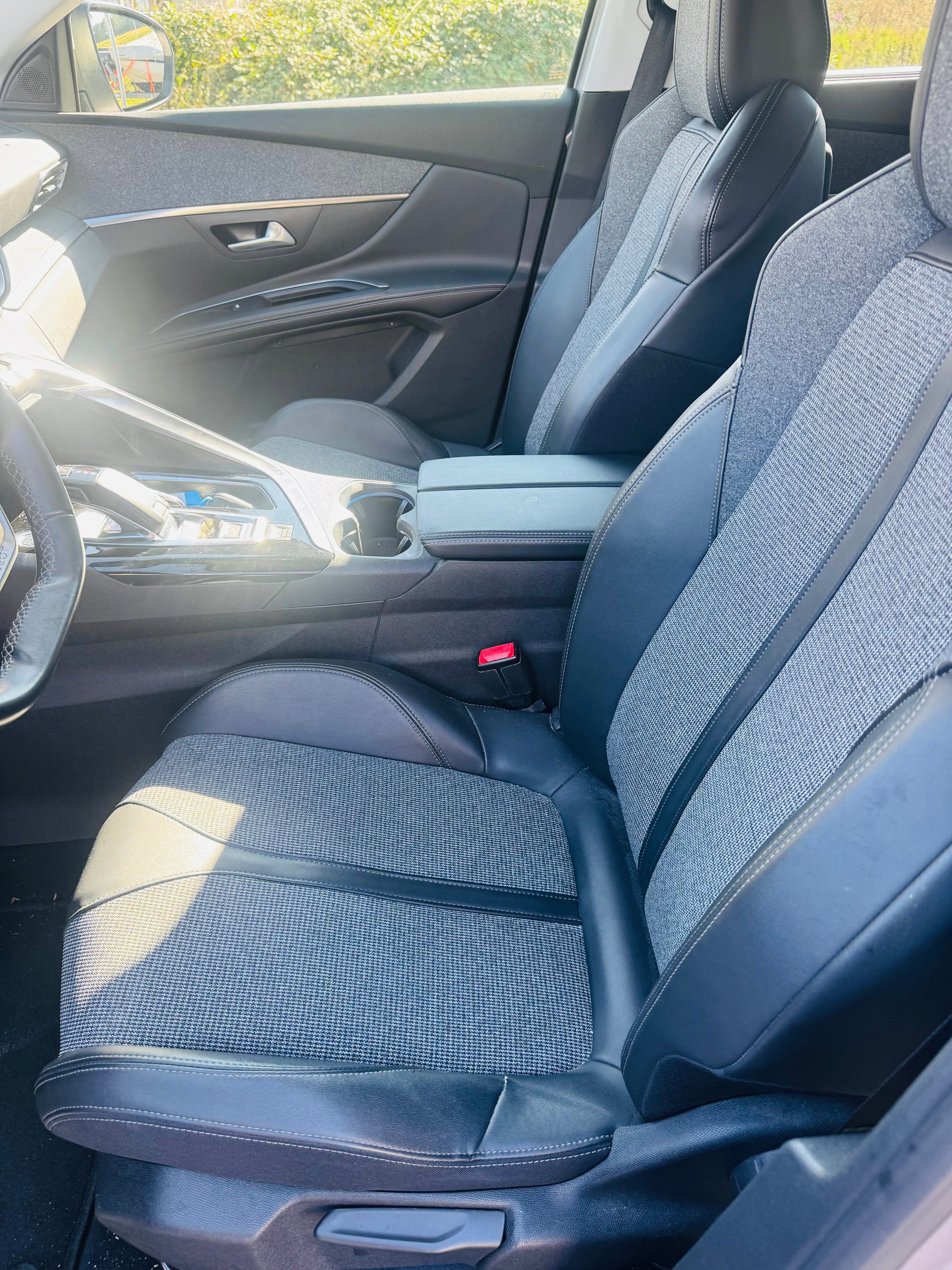 PEUGEOT 5008 1.6 Pure Tech Allure EAT8-image-5