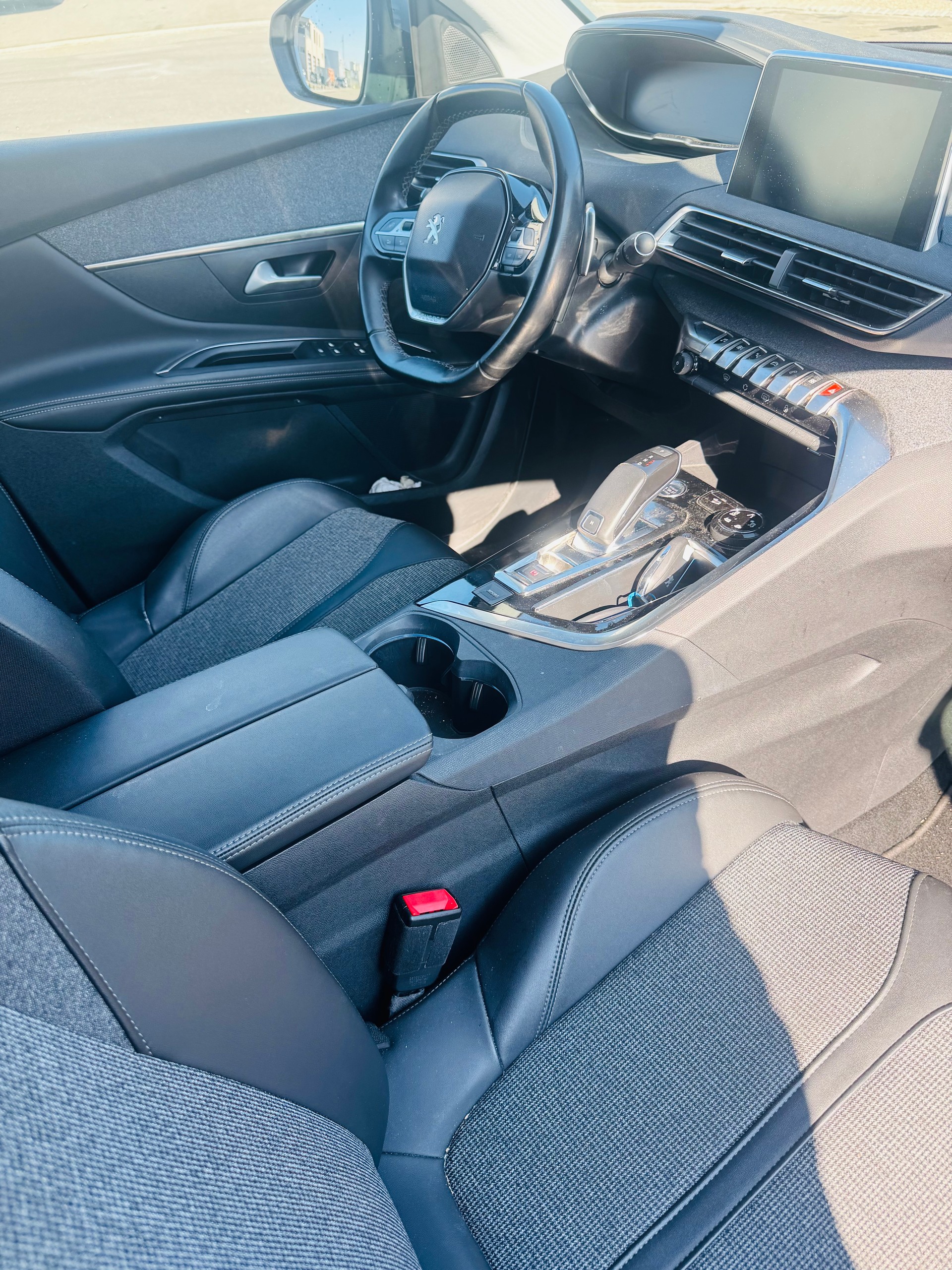 PEUGEOT 5008 1.6 Pure Tech Allure EAT8-image-4