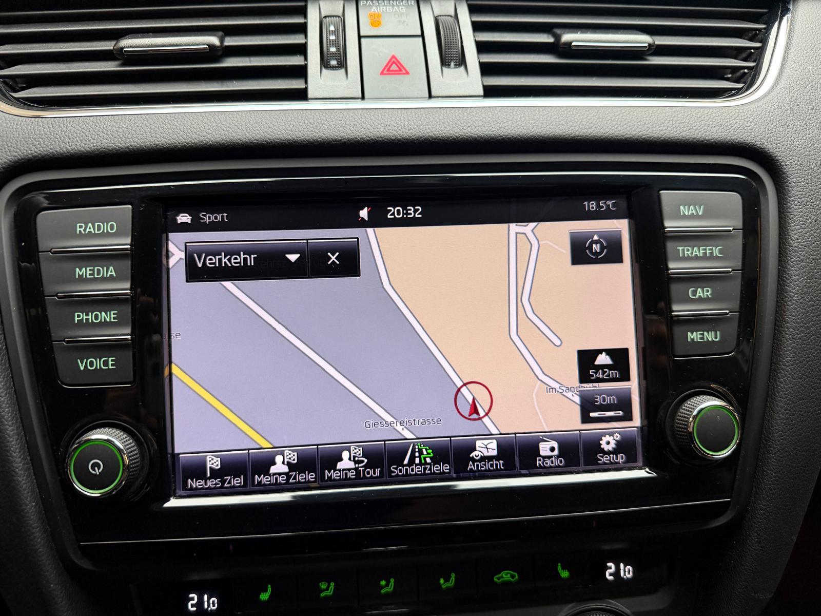 SKODA Octavia Combi 1.8 TSI Ambition DSG-image-23