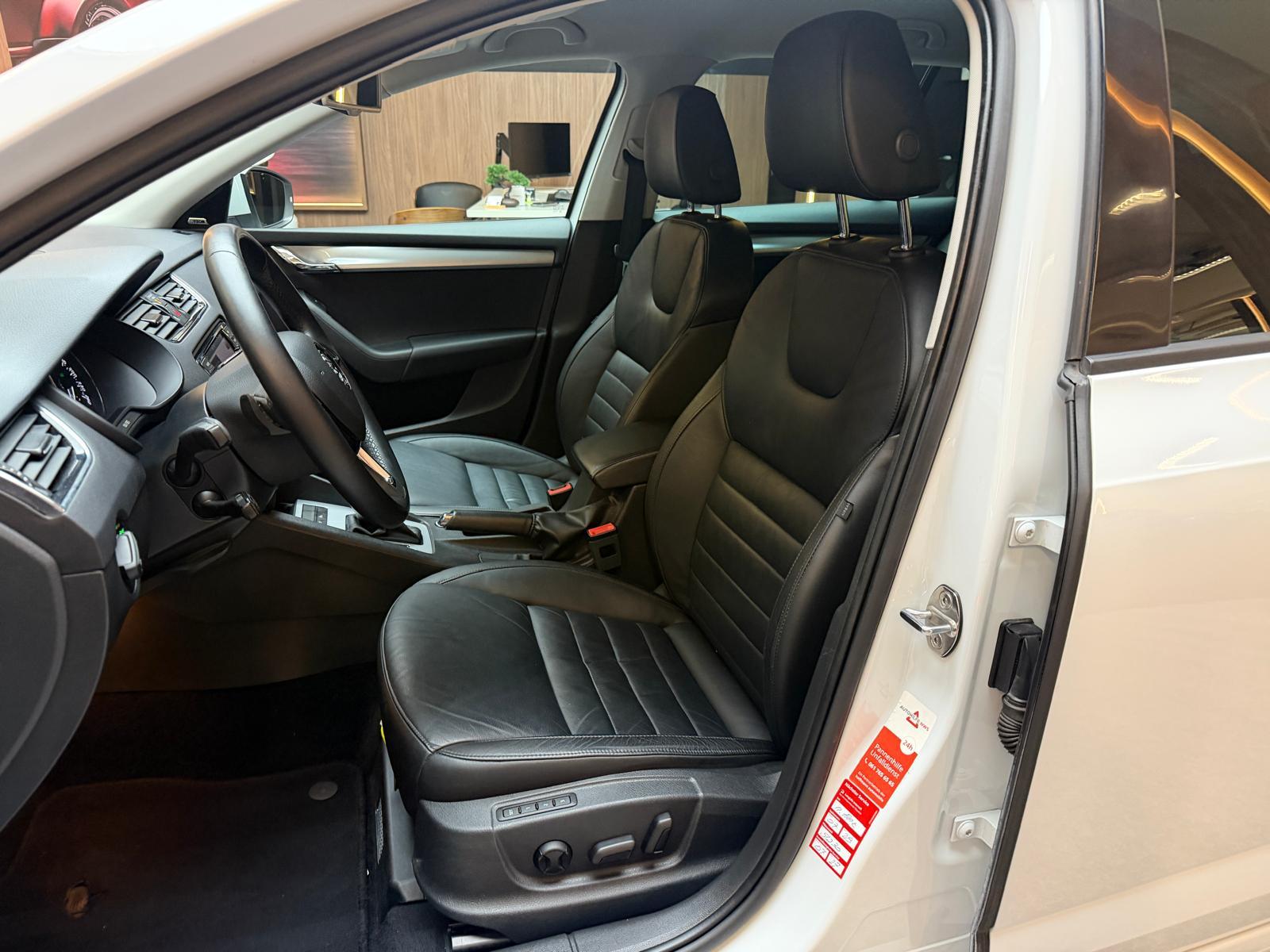 SKODA Octavia Combi 1.8 TSI Ambition DSG-image-13