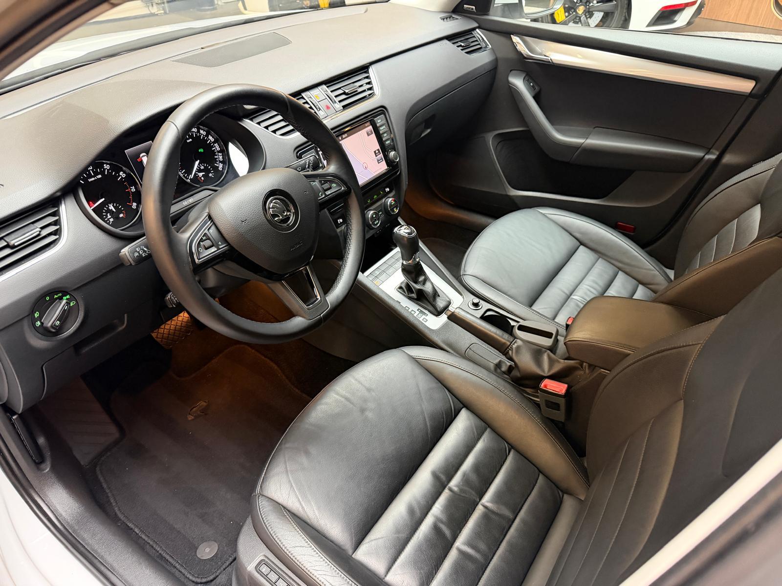 SKODA Octavia Combi 1.8 TSI Ambition DSG-image-12