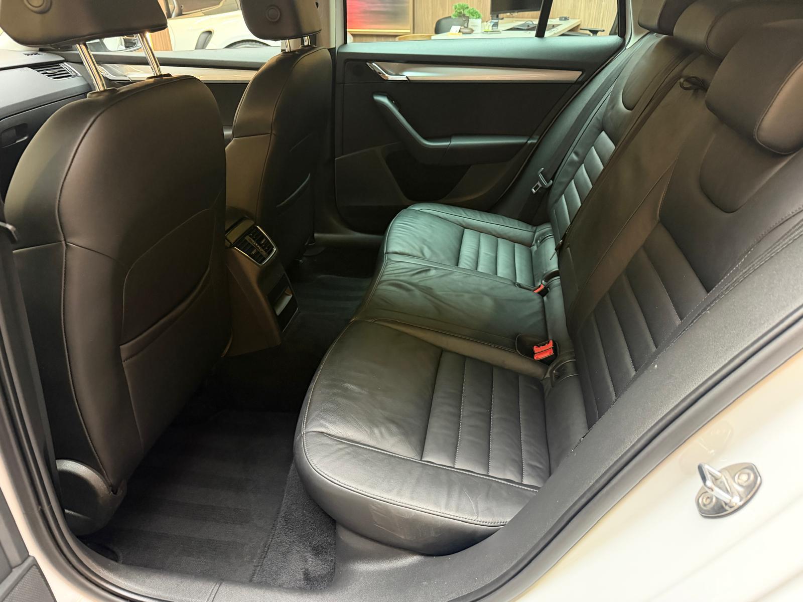 SKODA Octavia Combi 1.8 TSI Ambition DSG-image-17