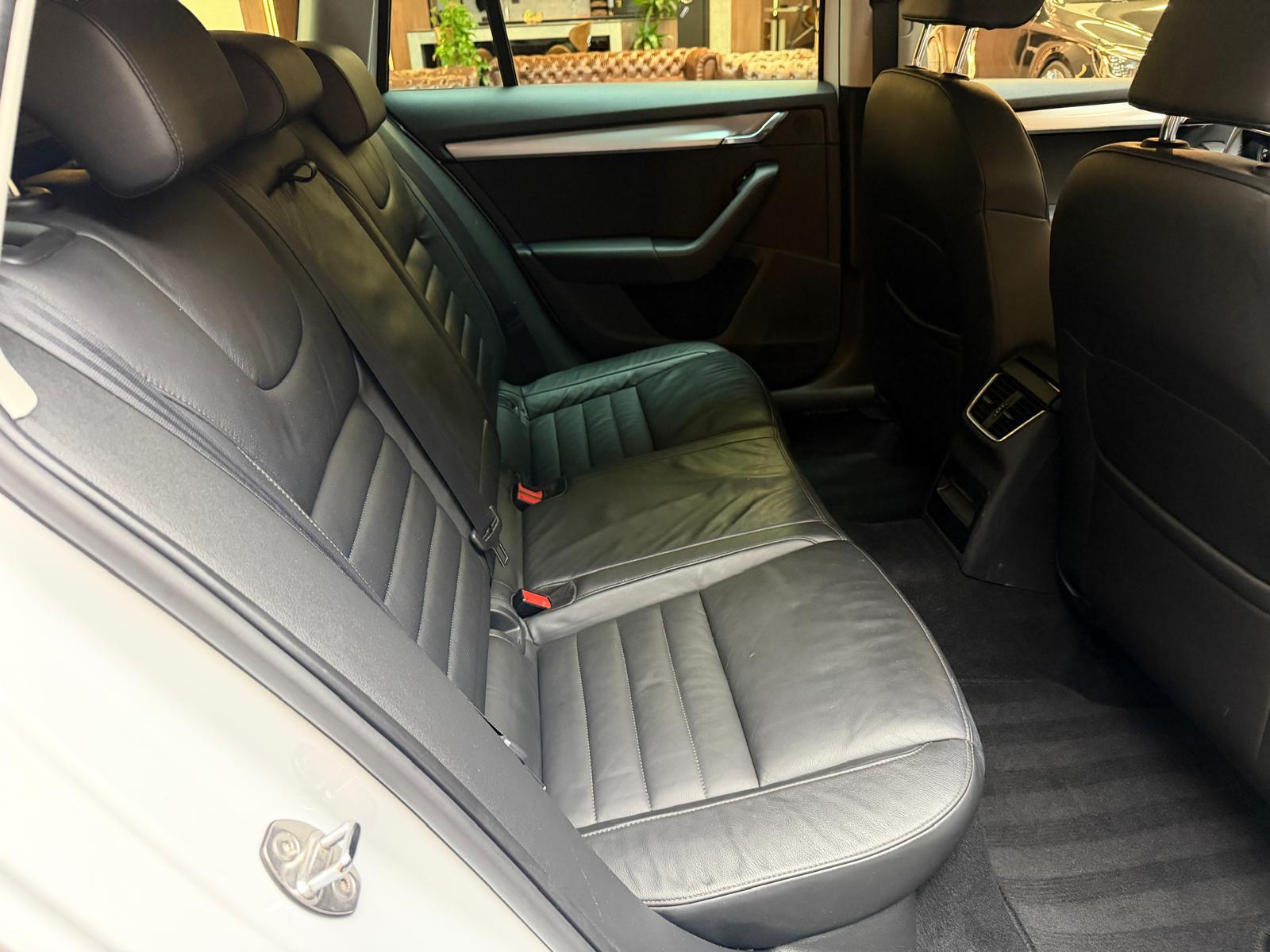 SKODA Octavia Combi 1.8 TSI Ambition DSG-image-16