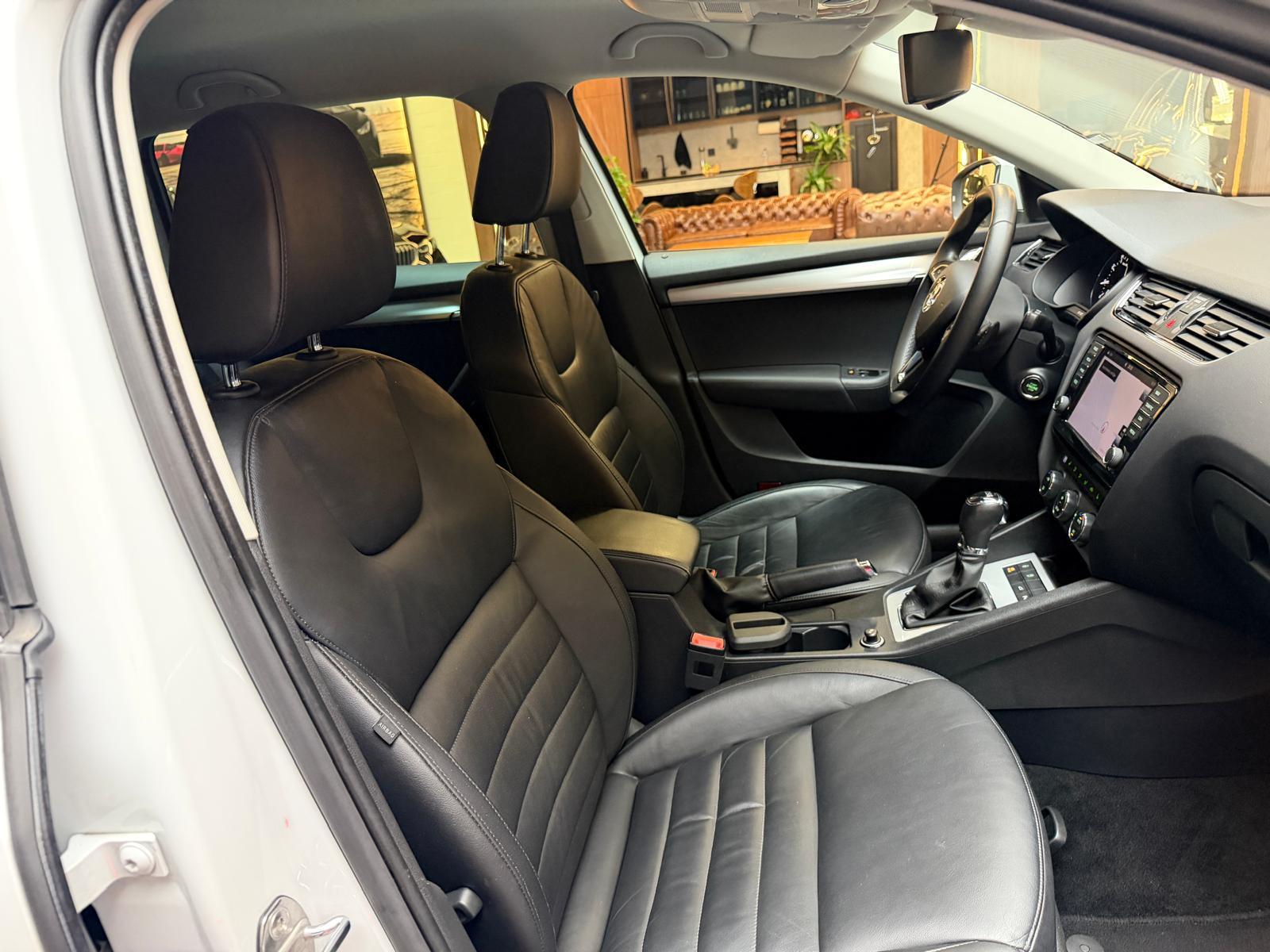 SKODA Octavia Combi 1.8 TSI Ambition DSG-image-15