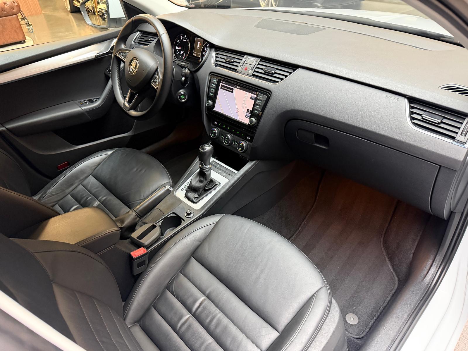 SKODA Octavia Combi 1.8 TSI Ambition DSG-image-14