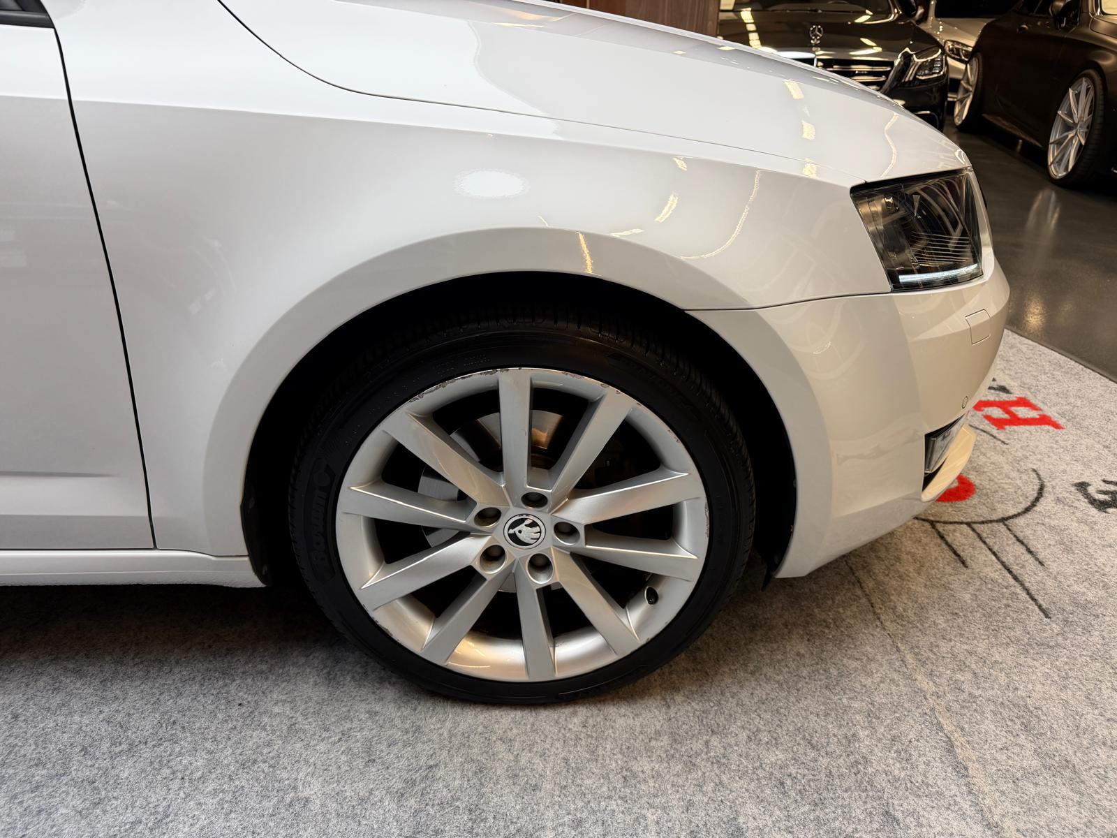 SKODA Octavia Combi 1.8 TSI Ambition DSG-image-8