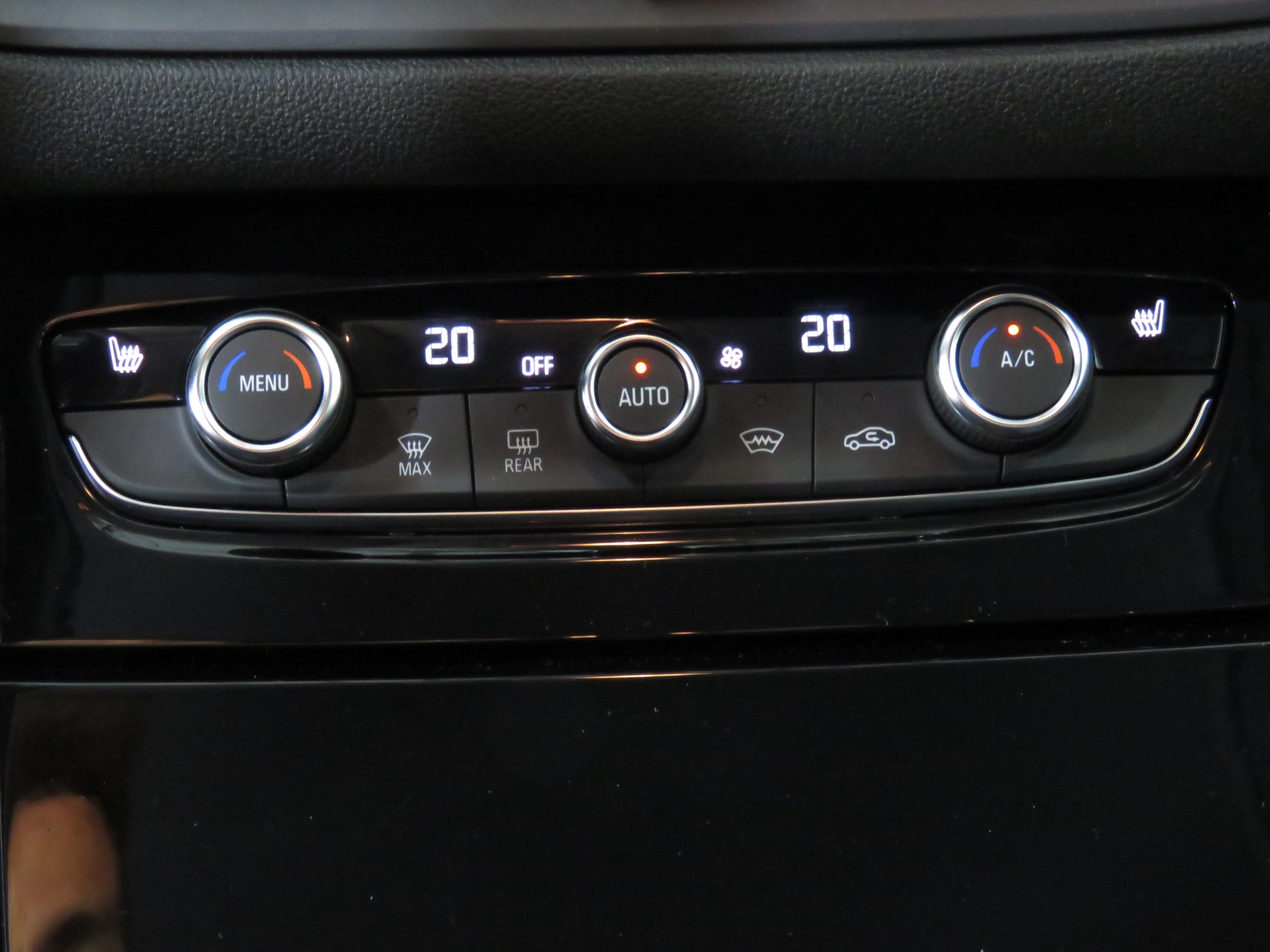 OPEL Grandland 1.6 Hybrid 4x4 GSe Automat-image-16