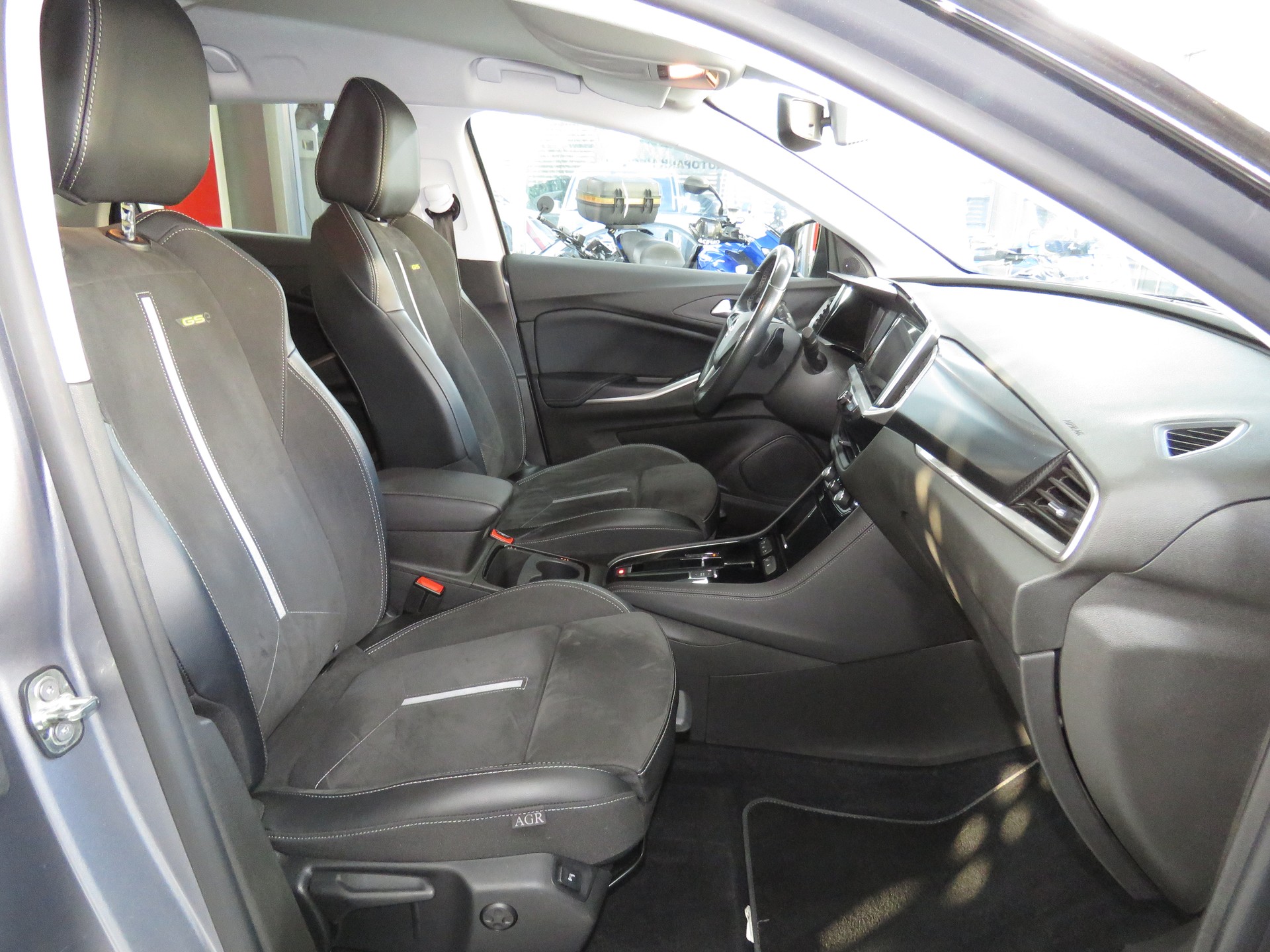 OPEL Grandland 1.6 Hybrid 4x4 GSe Automat-image-11