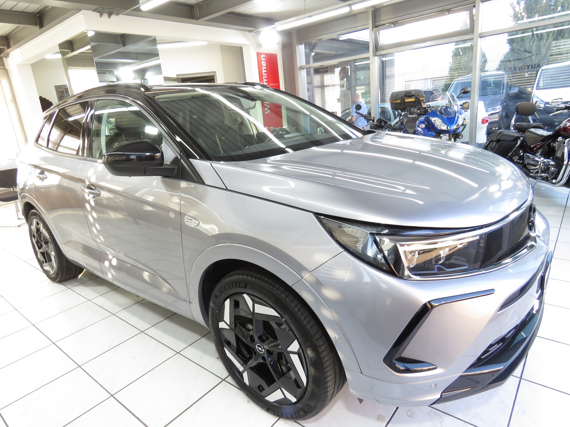 OPEL Grandland 1.6 Hybrid 4x4 GSe Automat-image-2