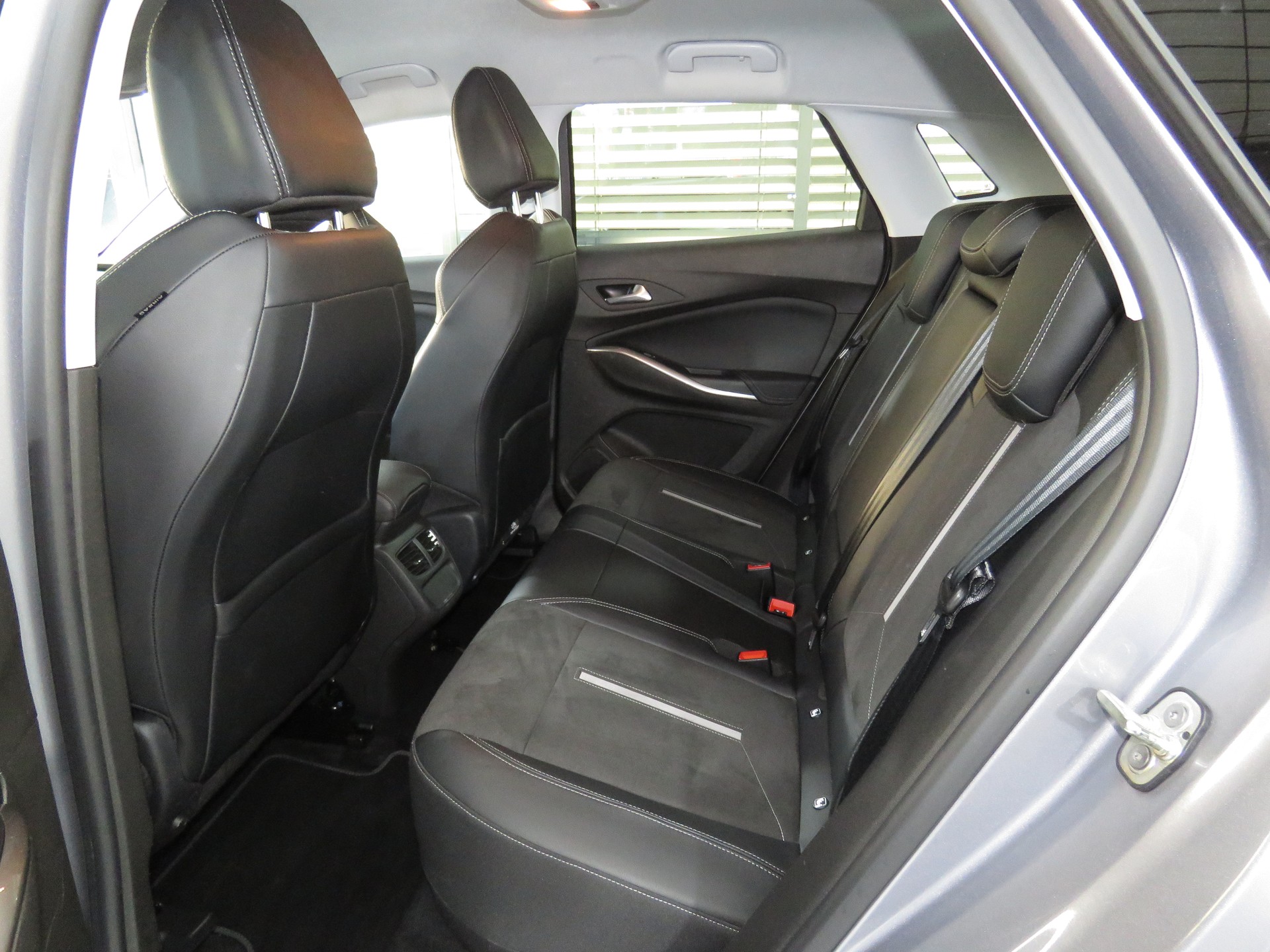 OPEL Grandland 1.6 Hybrid 4x4 GSe Automat-image-8