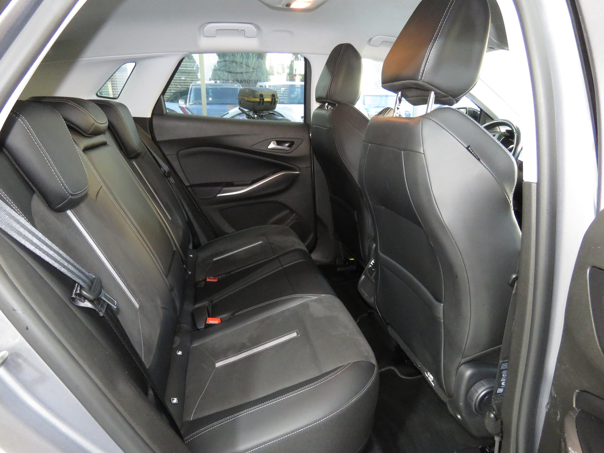 OPEL Grandland 1.6 Hybrid 4x4 GSe Automat-image-12