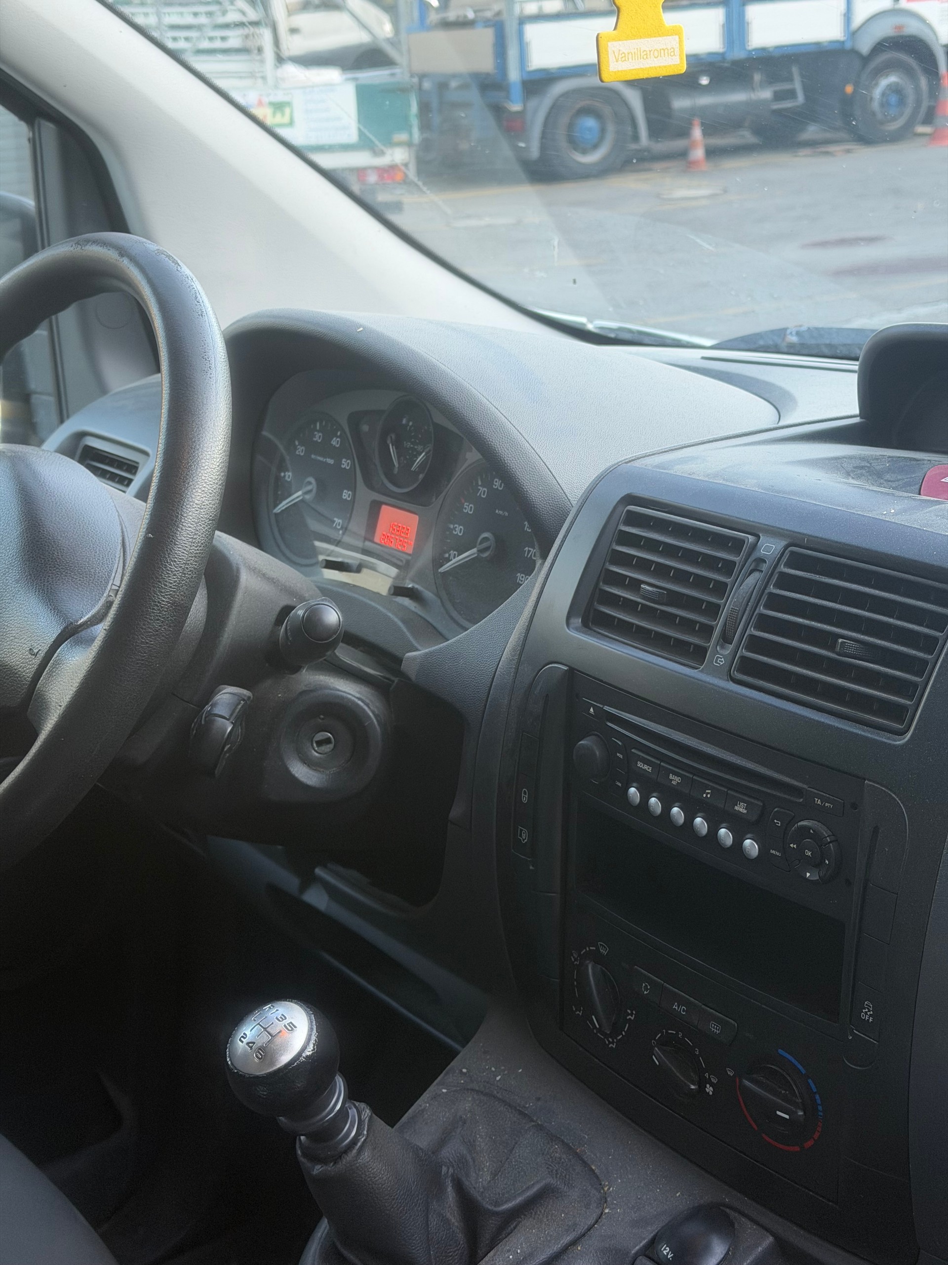 PEUGEOT Expert 2.0 HDi 229 L2H1-image-9