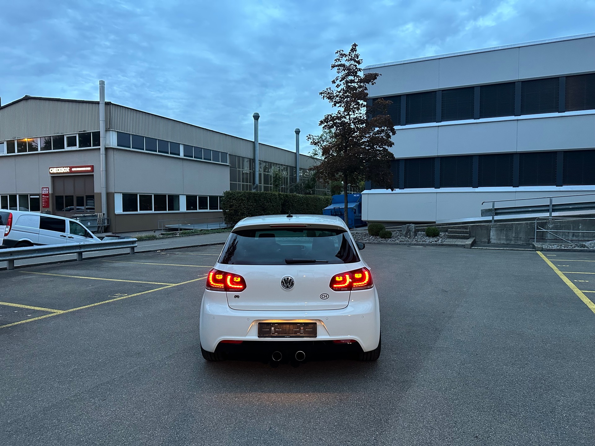 VW Golf 2.0 TSI R 4Motion DSG-image-13