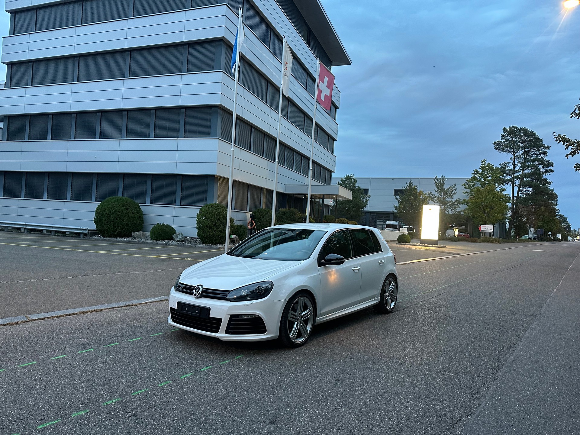 VW Golf 2.0 TSI R 4Motion DSG-image-0
