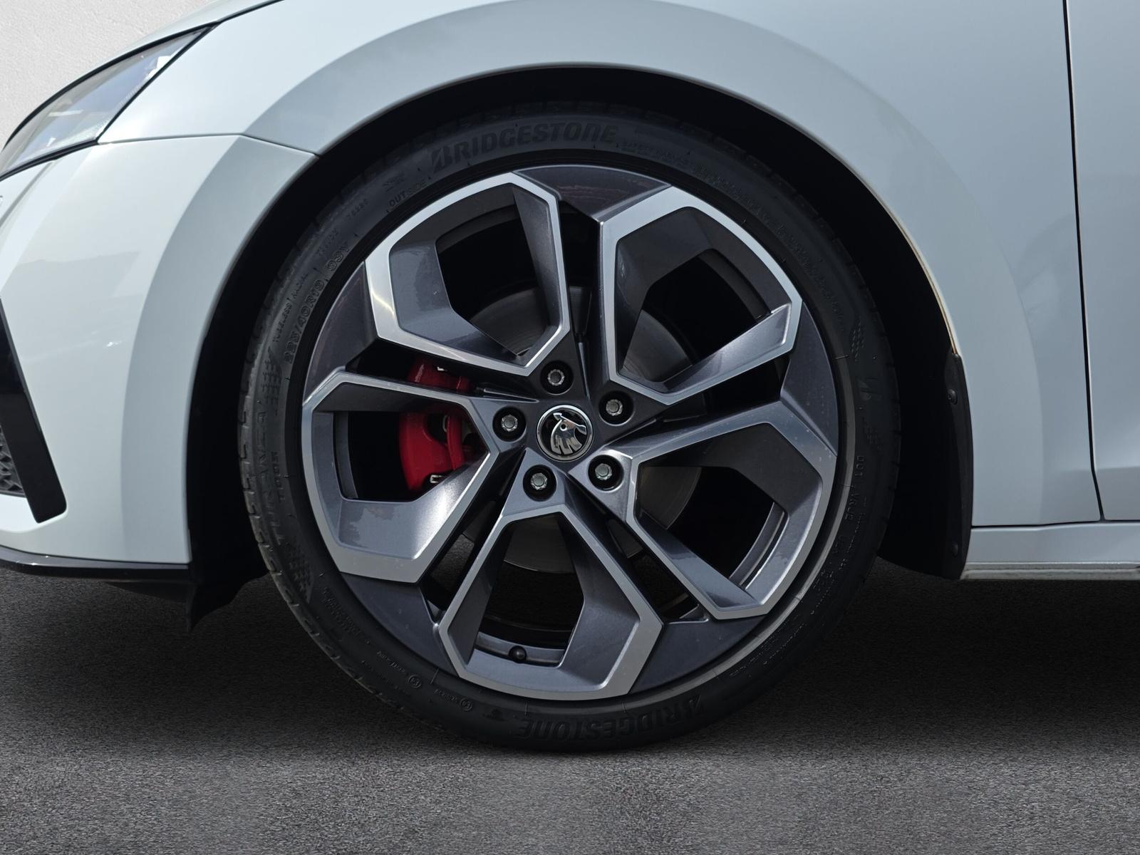 SKODA Octavia Combi 2.0 TDI RS 4x4 DSG (CH)-image-9