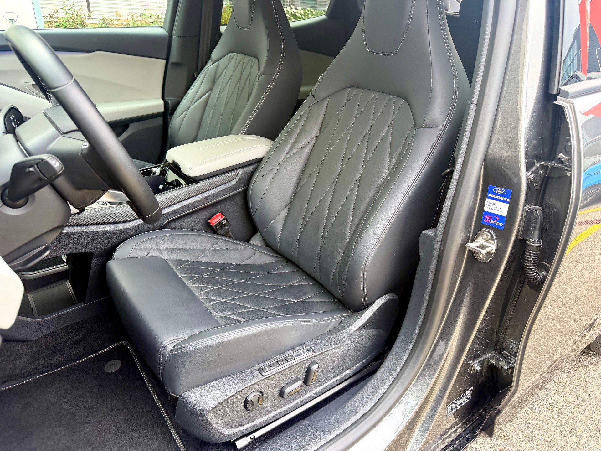 FORD Capri Elektro 77kWh Dual Extended Range Premium AWD - Magnetic Metallic -CH Fahrzeug - B&O Soundsystem --image-9