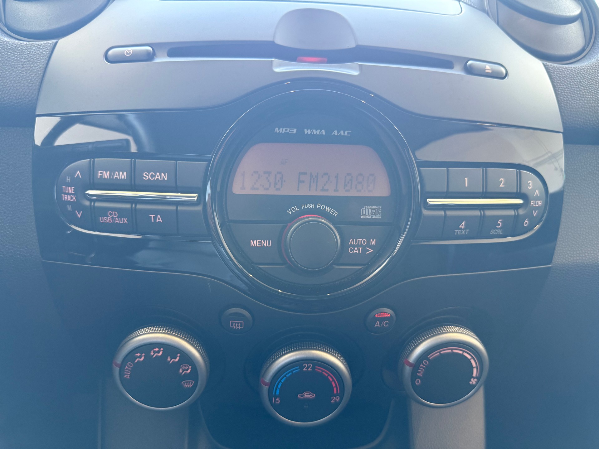 MAZDA 2 1.3i 16V Red-image-14