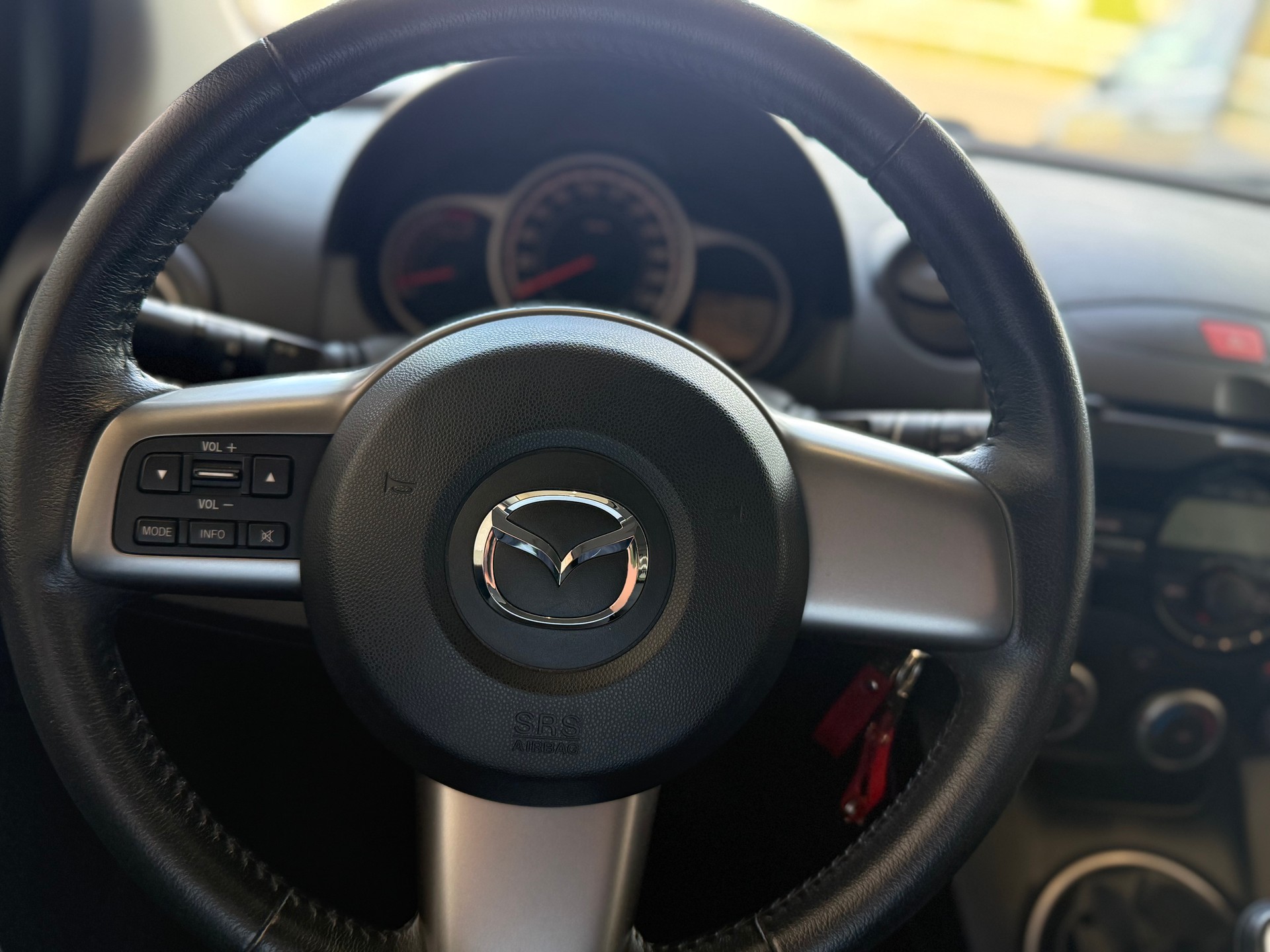 MAZDA 2 1.3i 16V Red-image-12