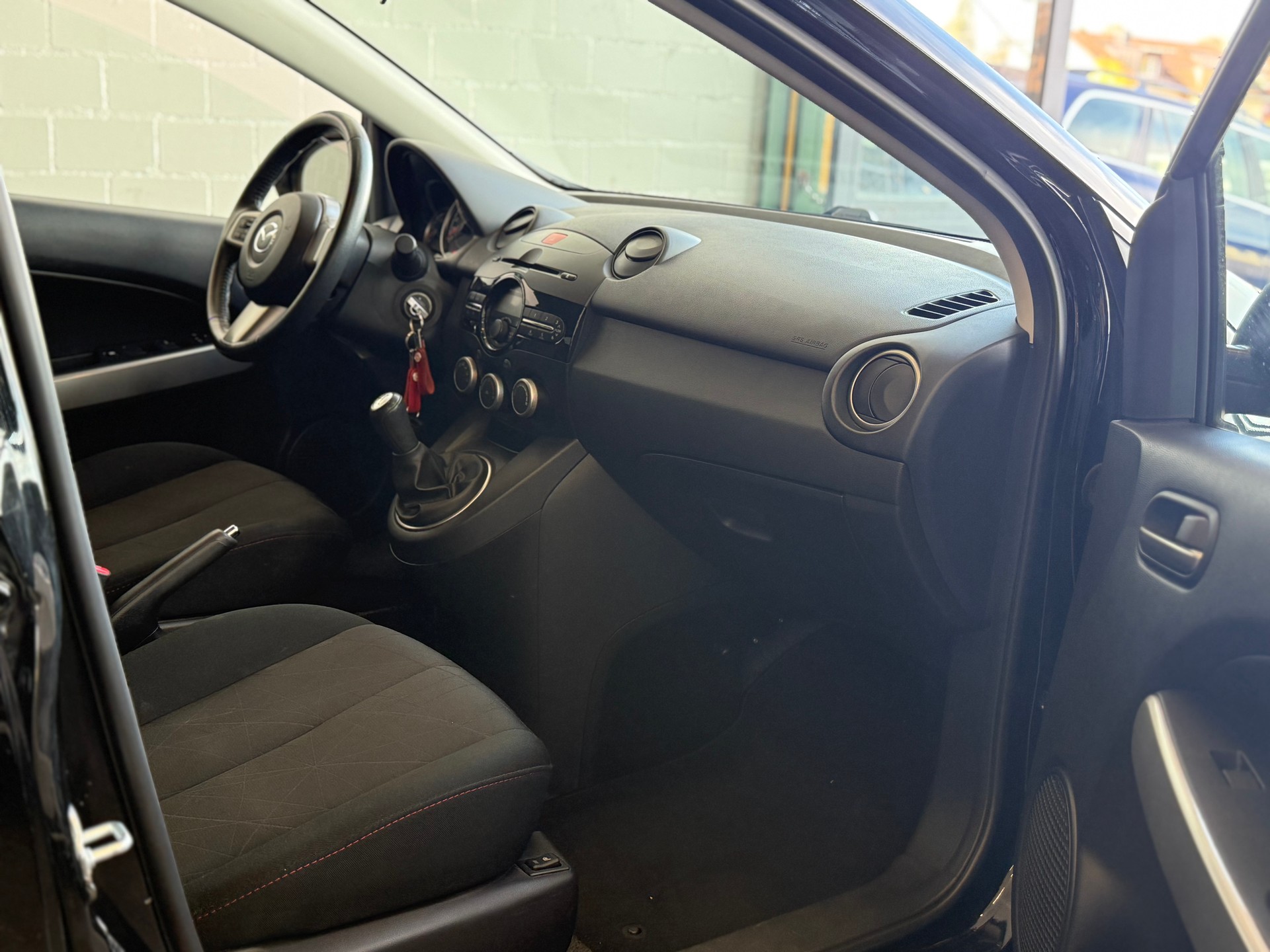 MAZDA 2 1.3i 16V Red-image-7