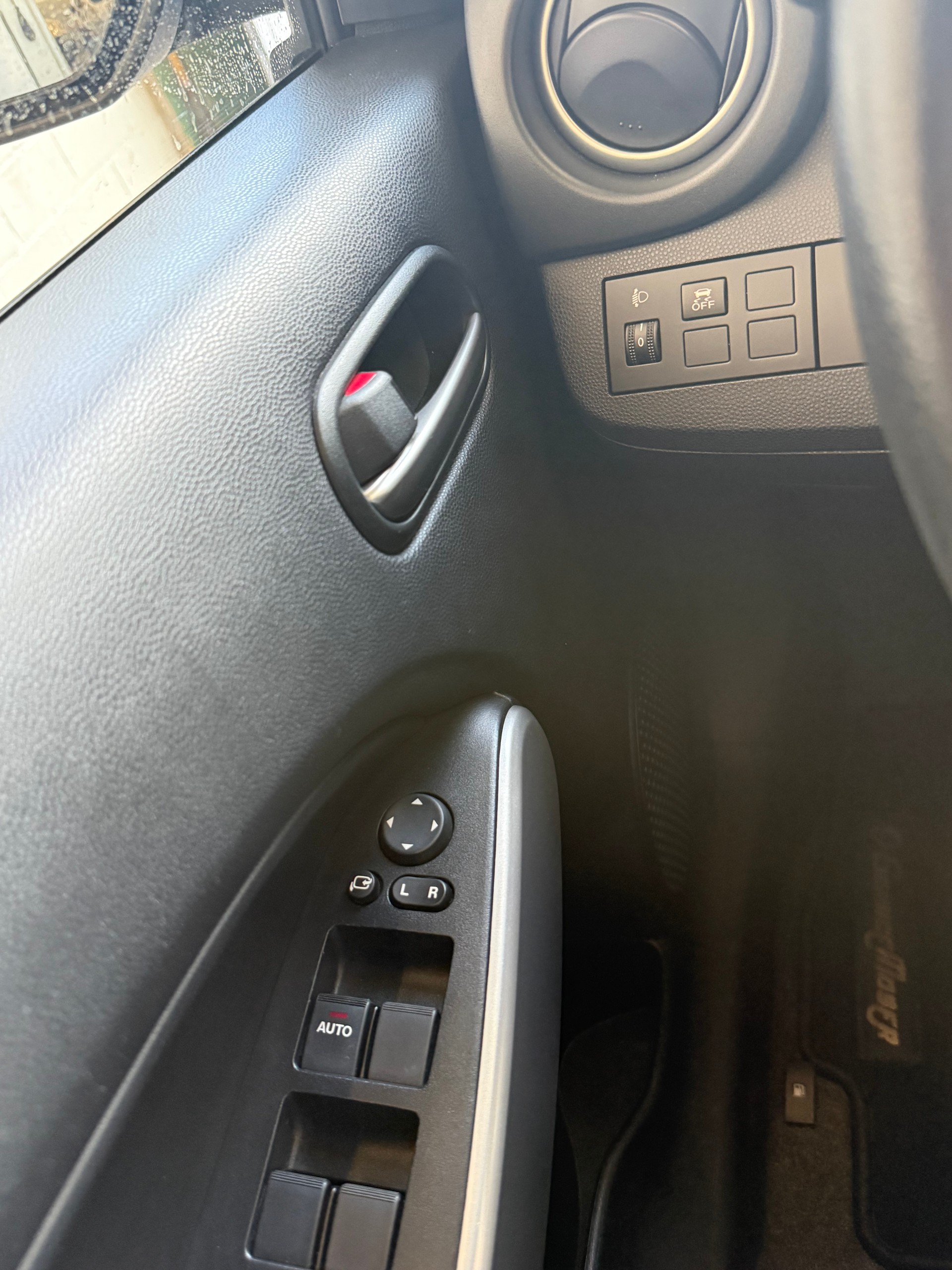 MAZDA 2 1.3i 16V Red-image-13