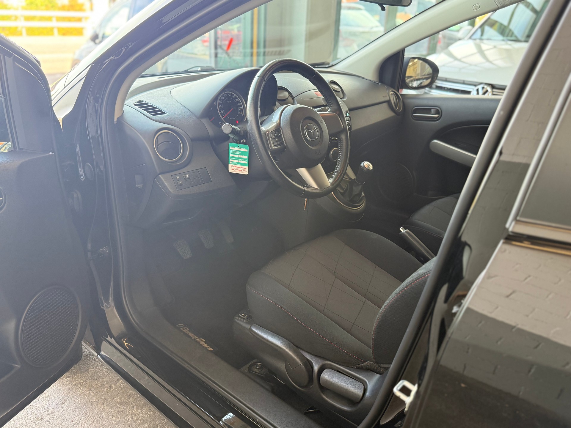 MAZDA 2 1.3i 16V Red-image-6