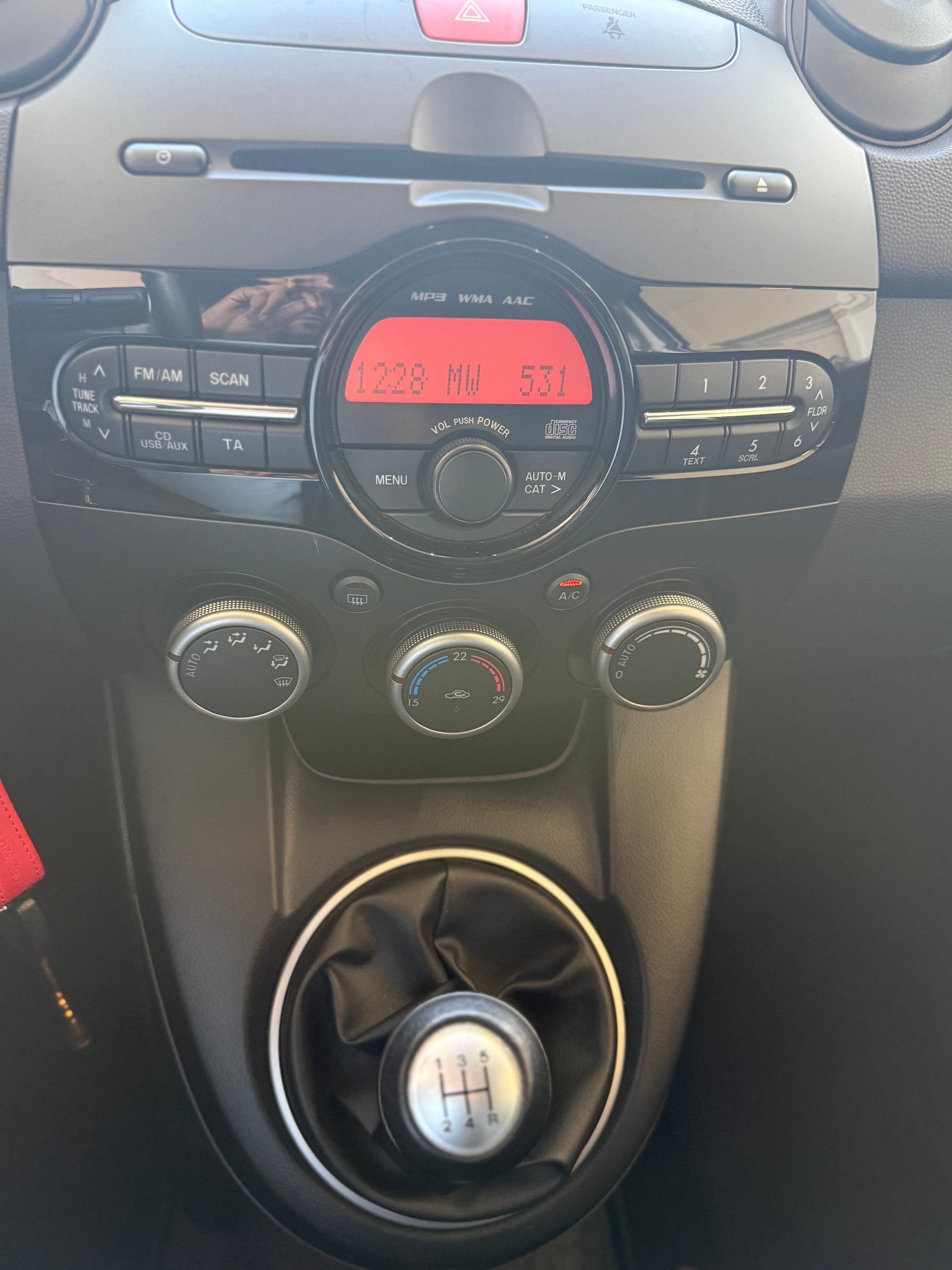 MAZDA 2 1.3i 16V Red-image-10