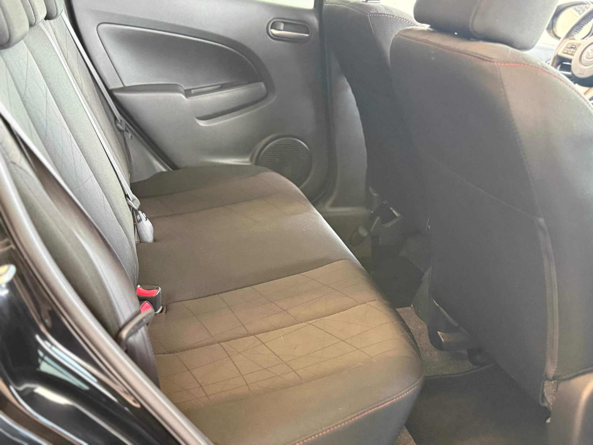 MAZDA 2 1.3i 16V Red-image-8