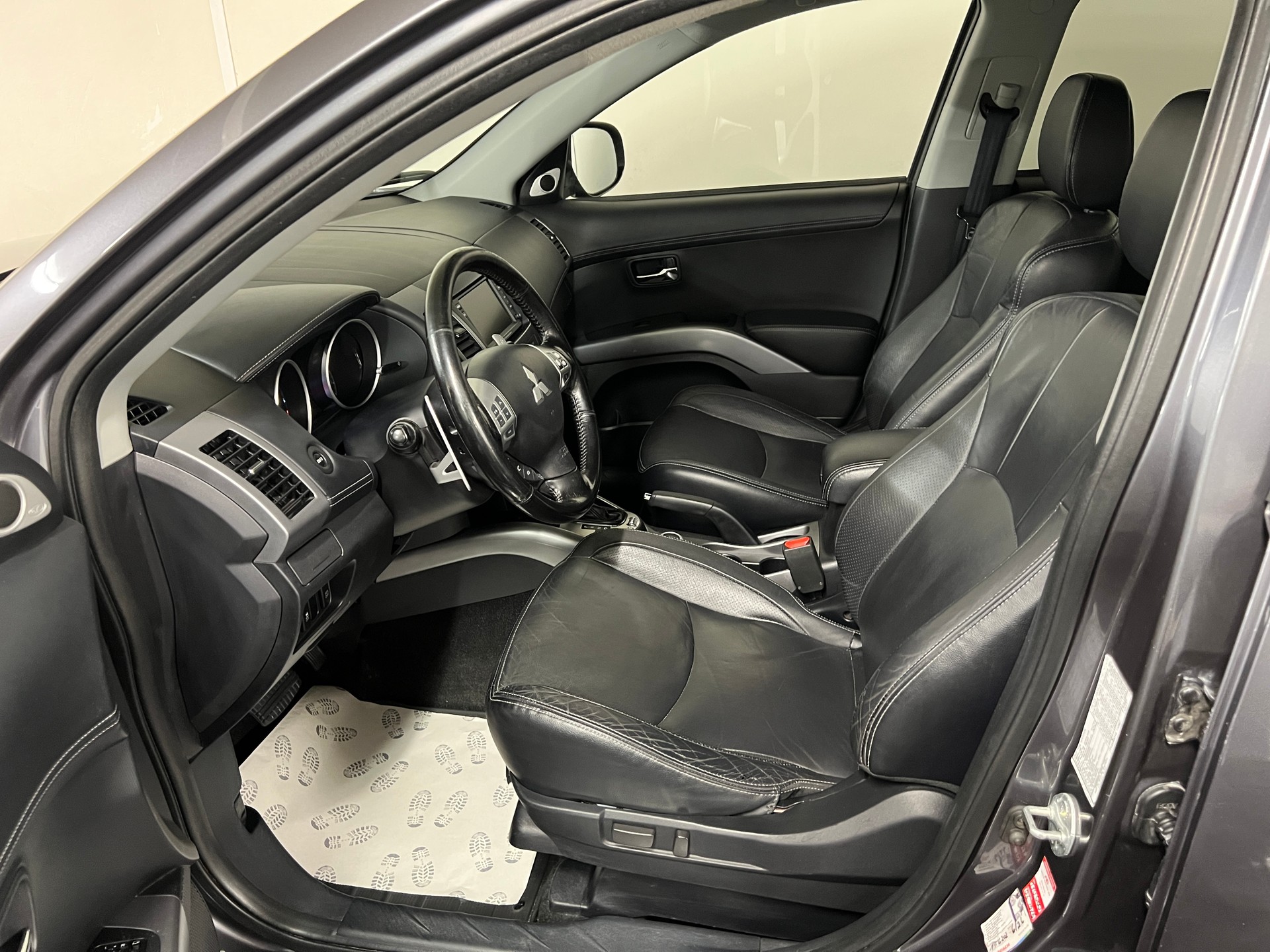 MITSUBISHI Outlander 2.2 DID Instyle 4WD TC-SST-image-9