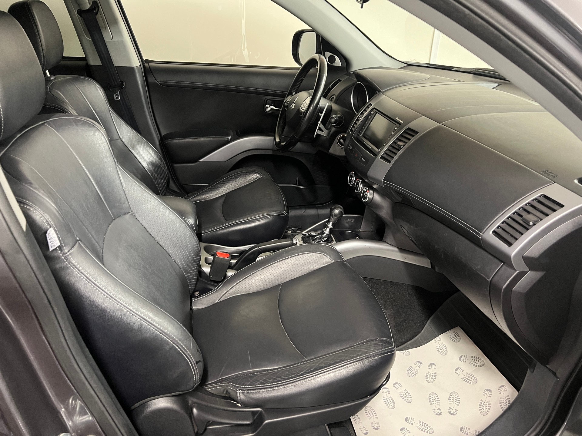 MITSUBISHI Outlander 2.2 DID Instyle 4WD TC-SST-image-8