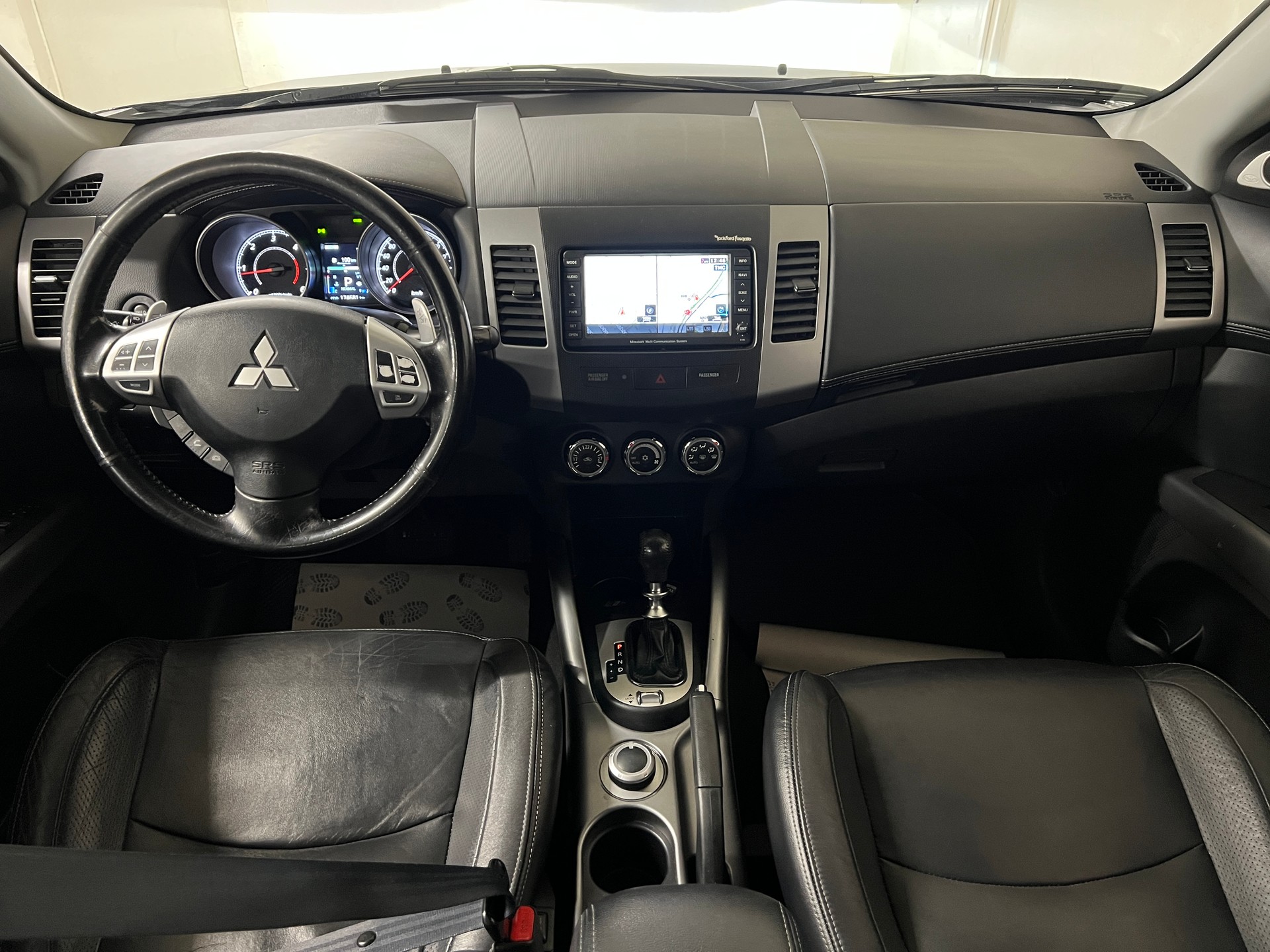 MITSUBISHI Outlander 2.2 DID Instyle 4WD TC-SST-image-10