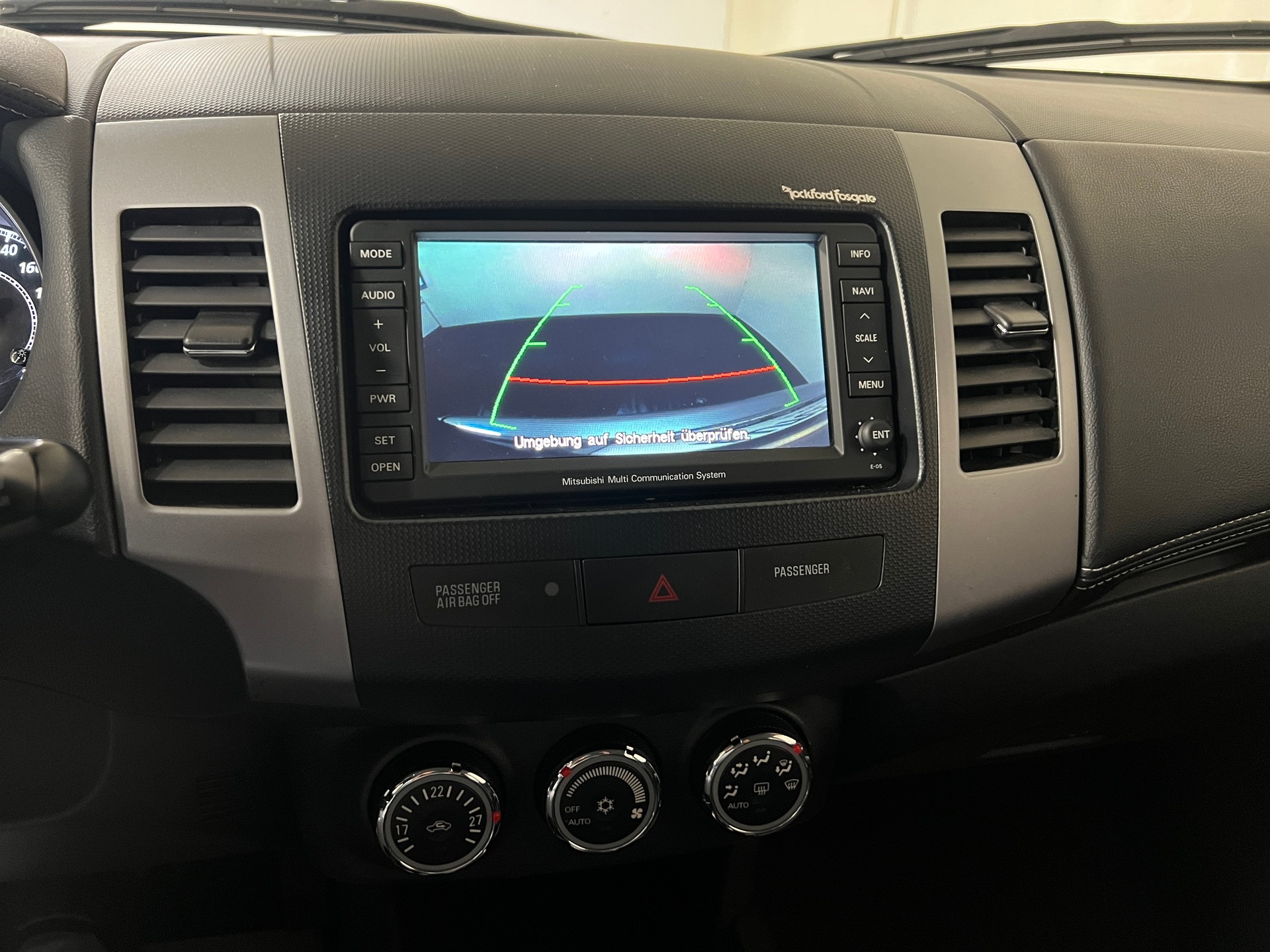 MITSUBISHI Outlander 2.2 DID Instyle 4WD TC-SST-image-11