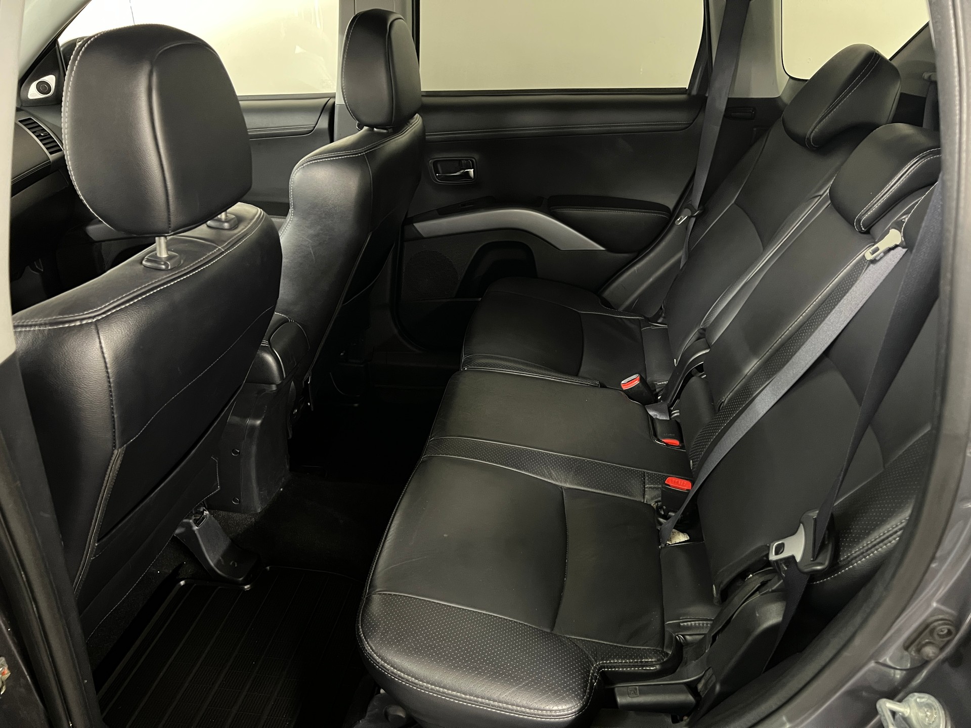 MITSUBISHI Outlander 2.2 DID Instyle 4WD TC-SST-image-13