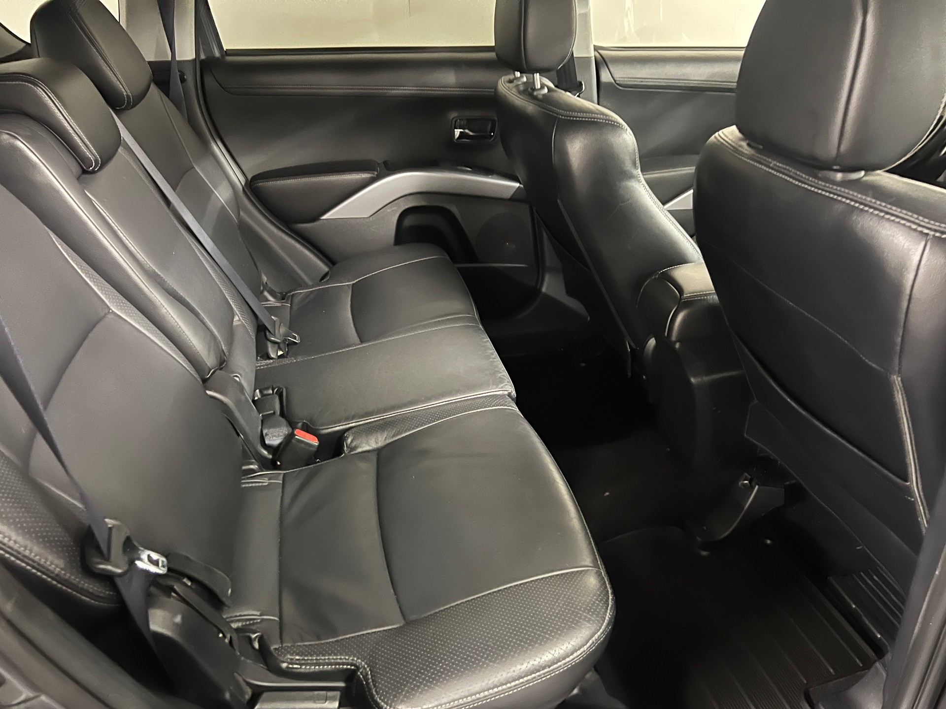 MITSUBISHI Outlander 2.2 DID Instyle 4WD TC-SST-image-12
