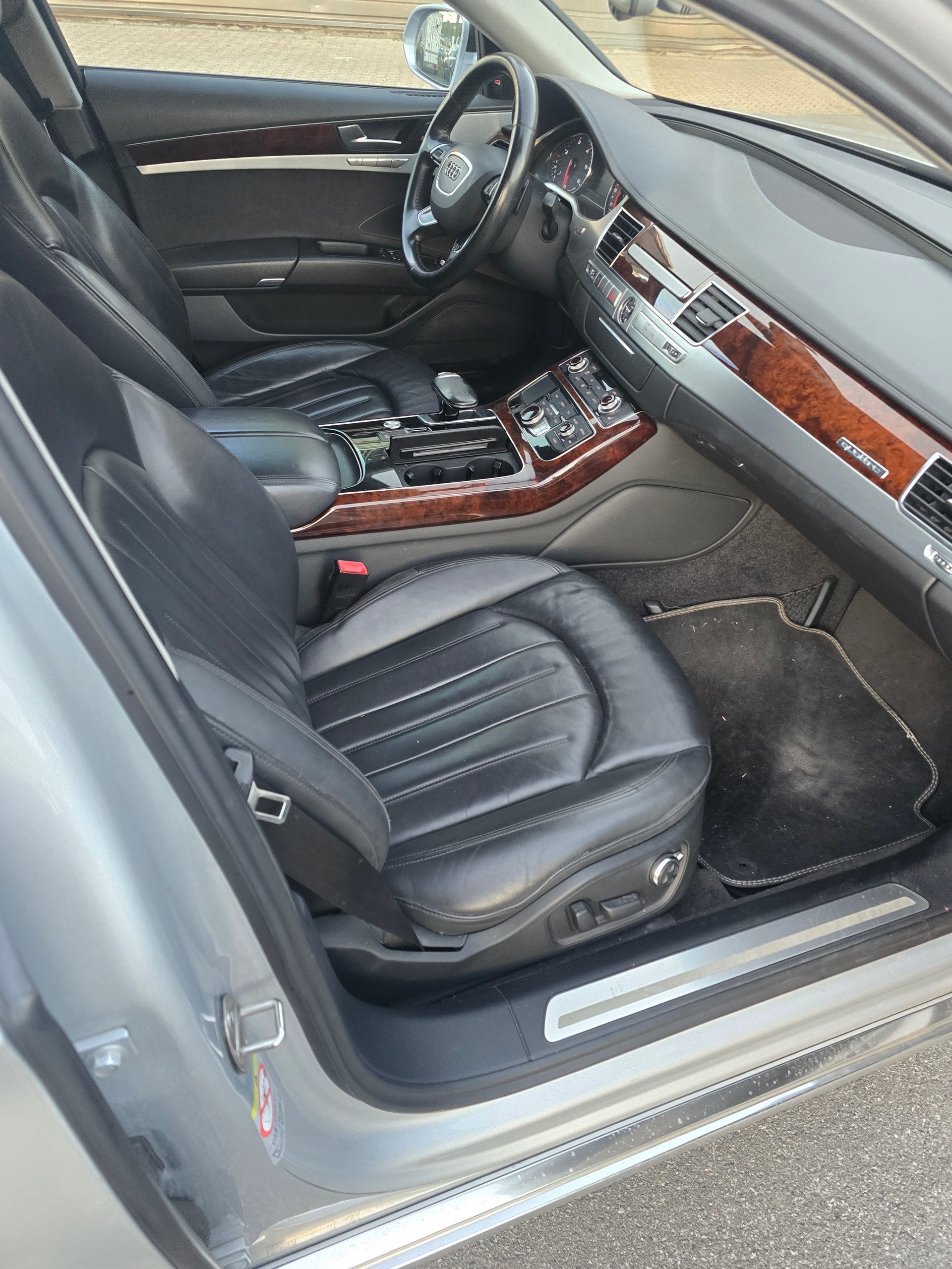 AUDI A8 3.0 TDI quattro tiptronic-image-9