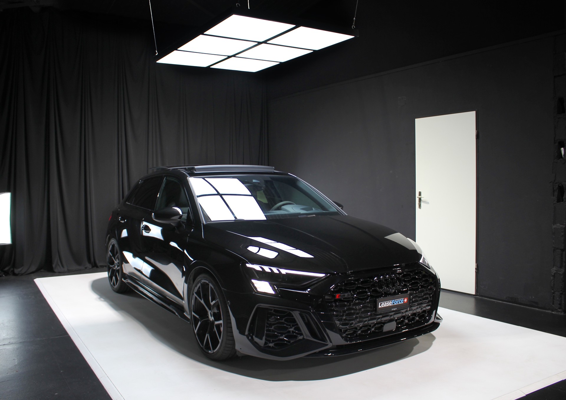 AUDI RS3 Sportback 2.5 TSI quattro S-tronic-image-4