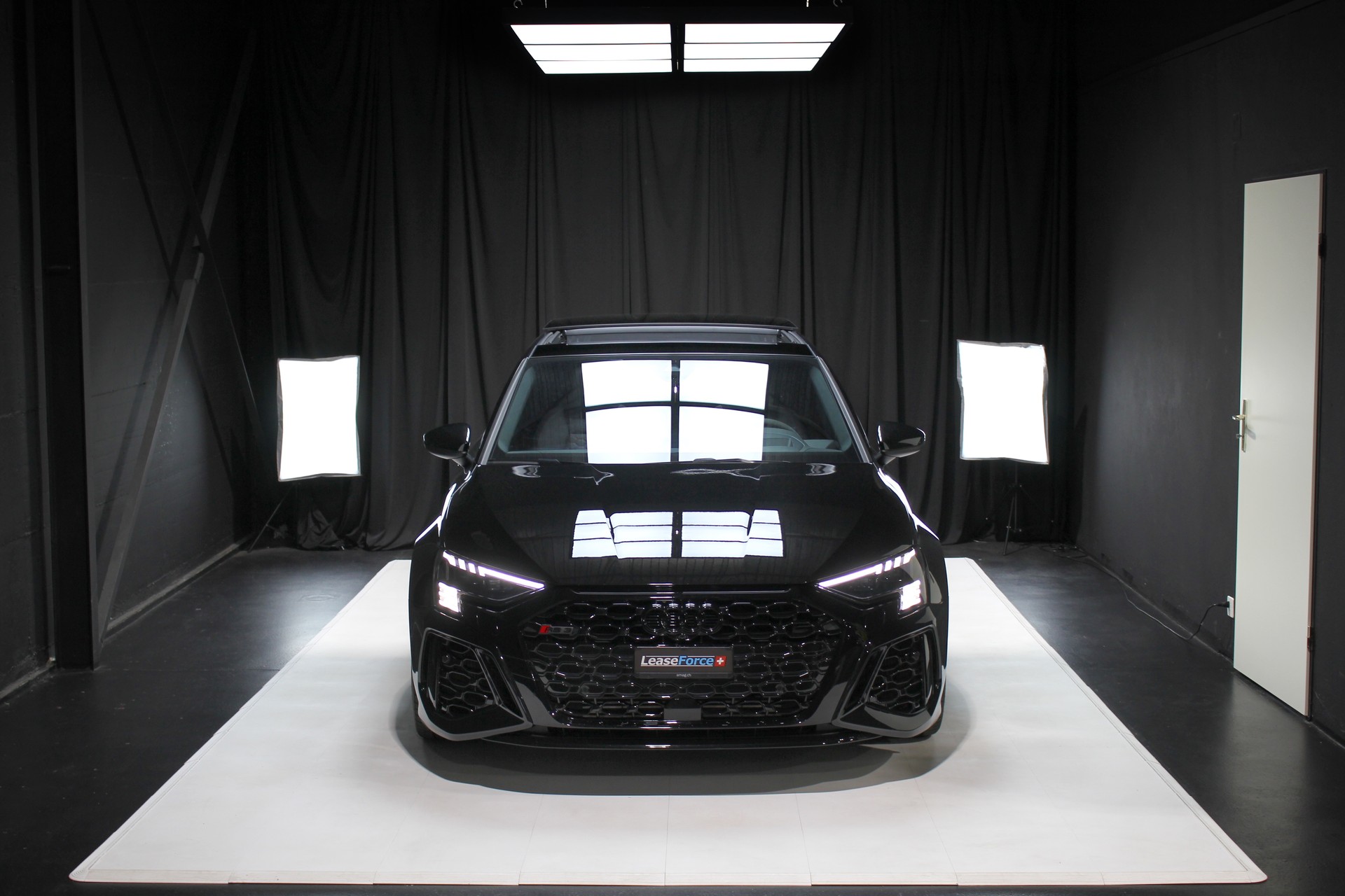 AUDI RS3 Sportback 2.5 TSI quattro S-tronic-image-2