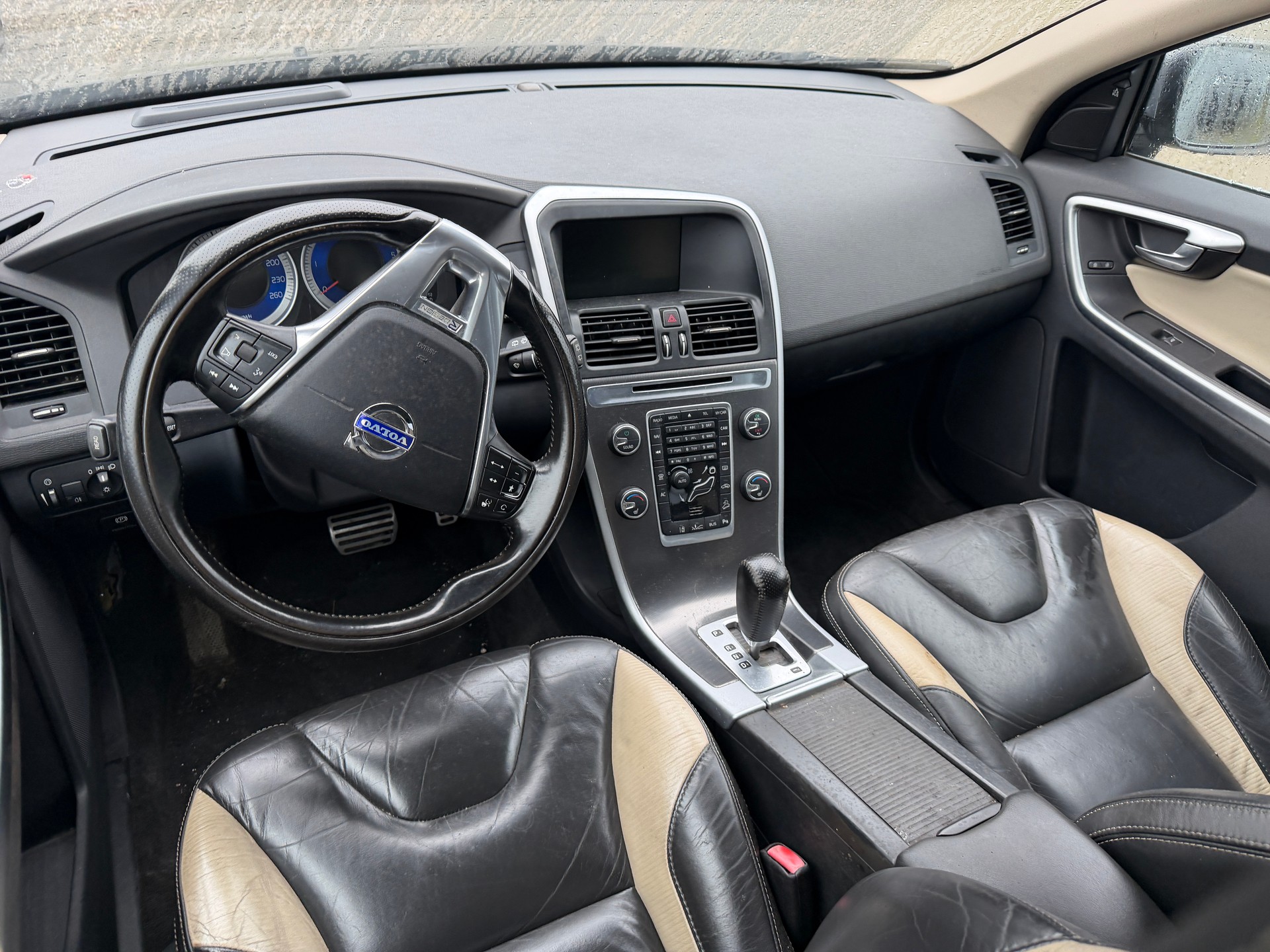 VOLVO XC60 D3 AWD R-Design Geartronic-image-4