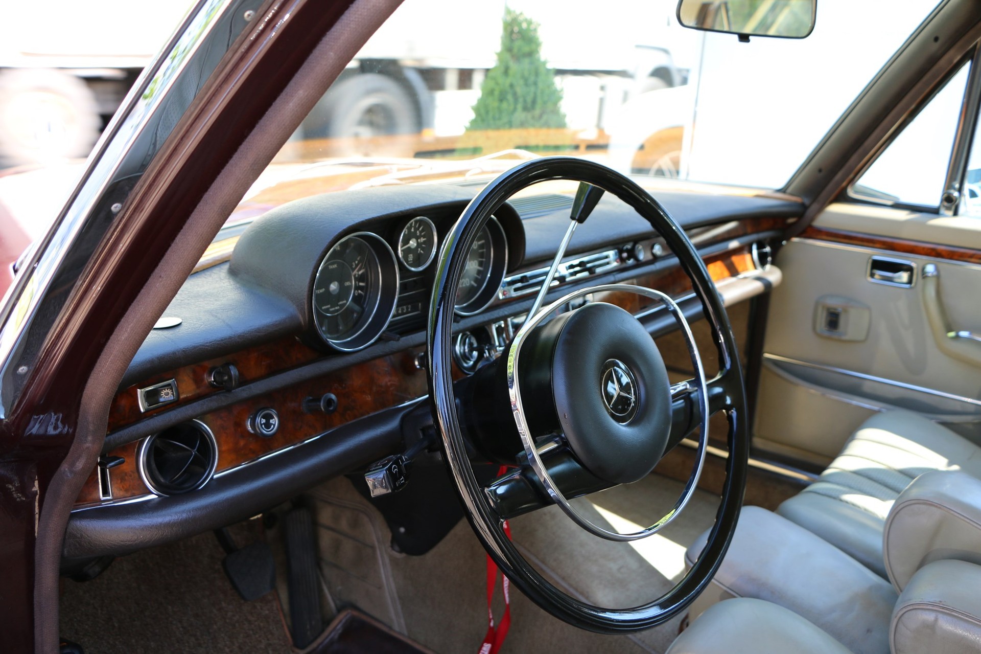 MERCEDES-BENZ 300 SEL-image-13