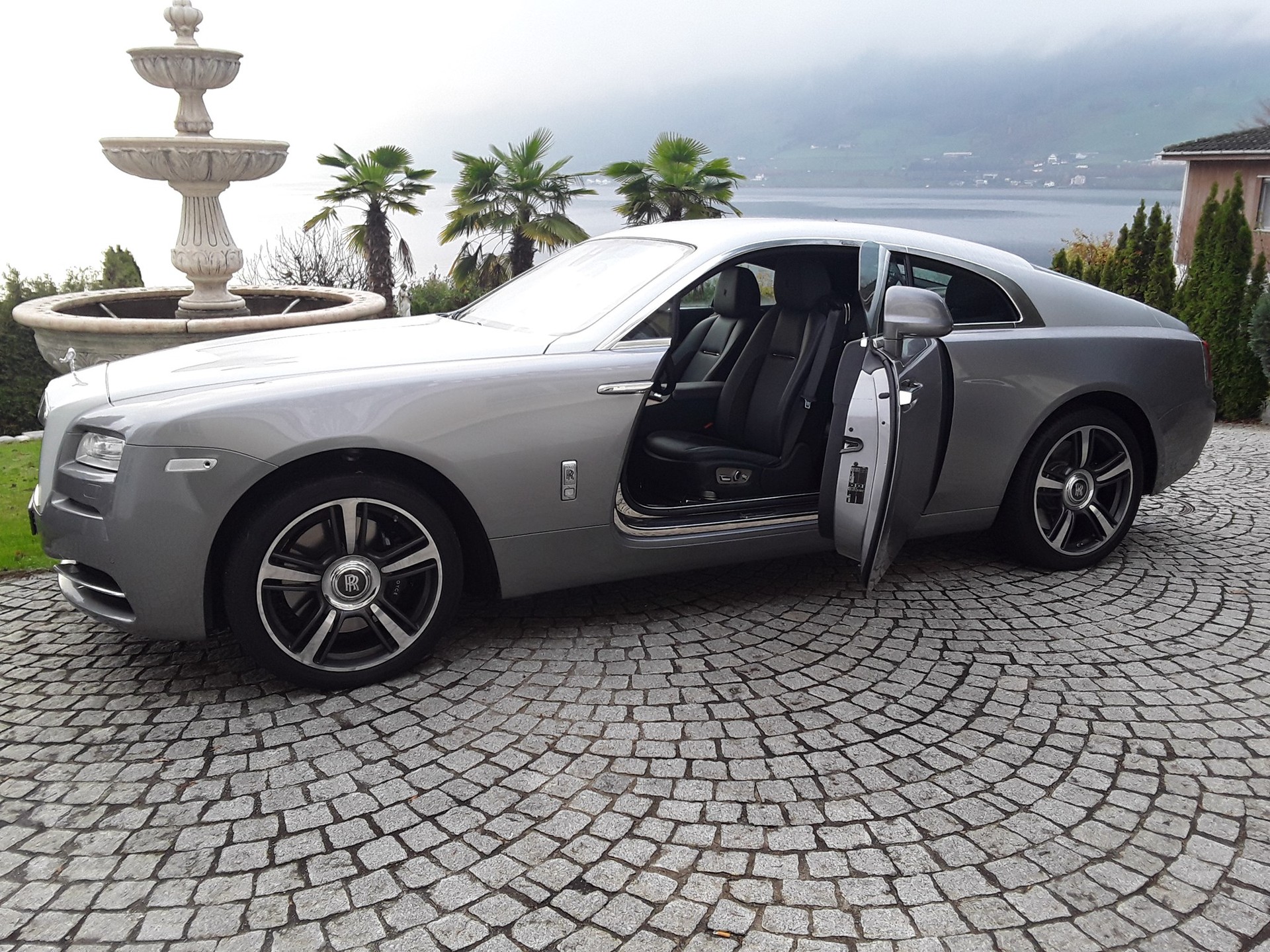 ROLLS-ROYCE Wraith 6.6 V12 Sondermodell "INSPIRED BY FILM"-image-1