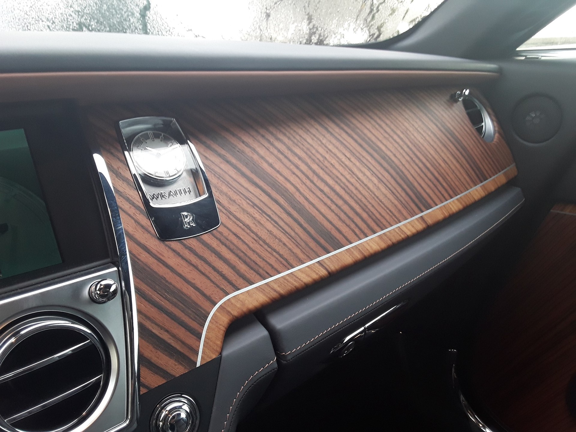 ROLLS-ROYCE Wraith 6.6 V12 Sondermodell "INSPIRED BY FILM"-image-14