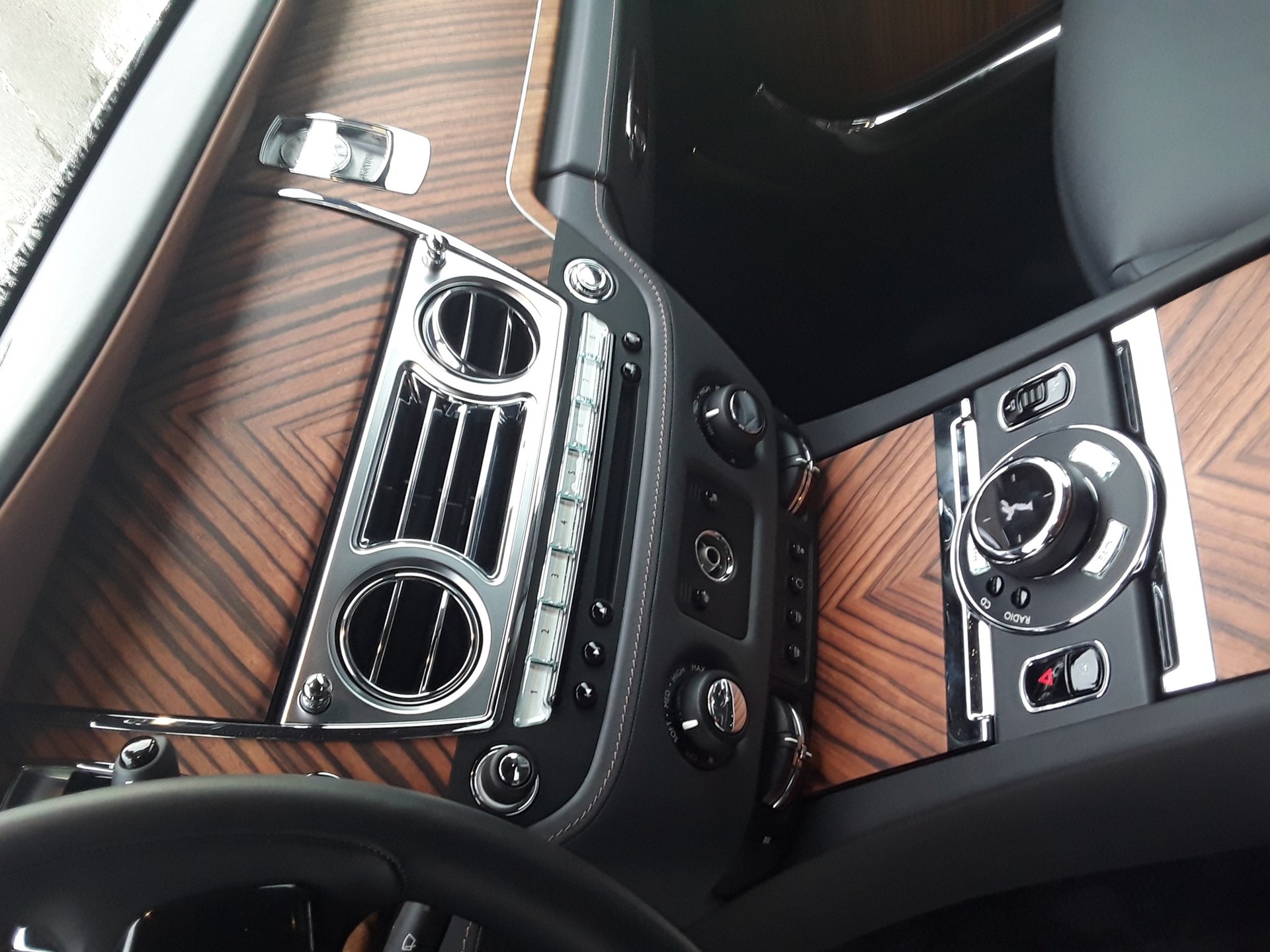ROLLS-ROYCE Wraith 6.6 V12 Sondermodell "INSPIRED BY FILM"-image-15