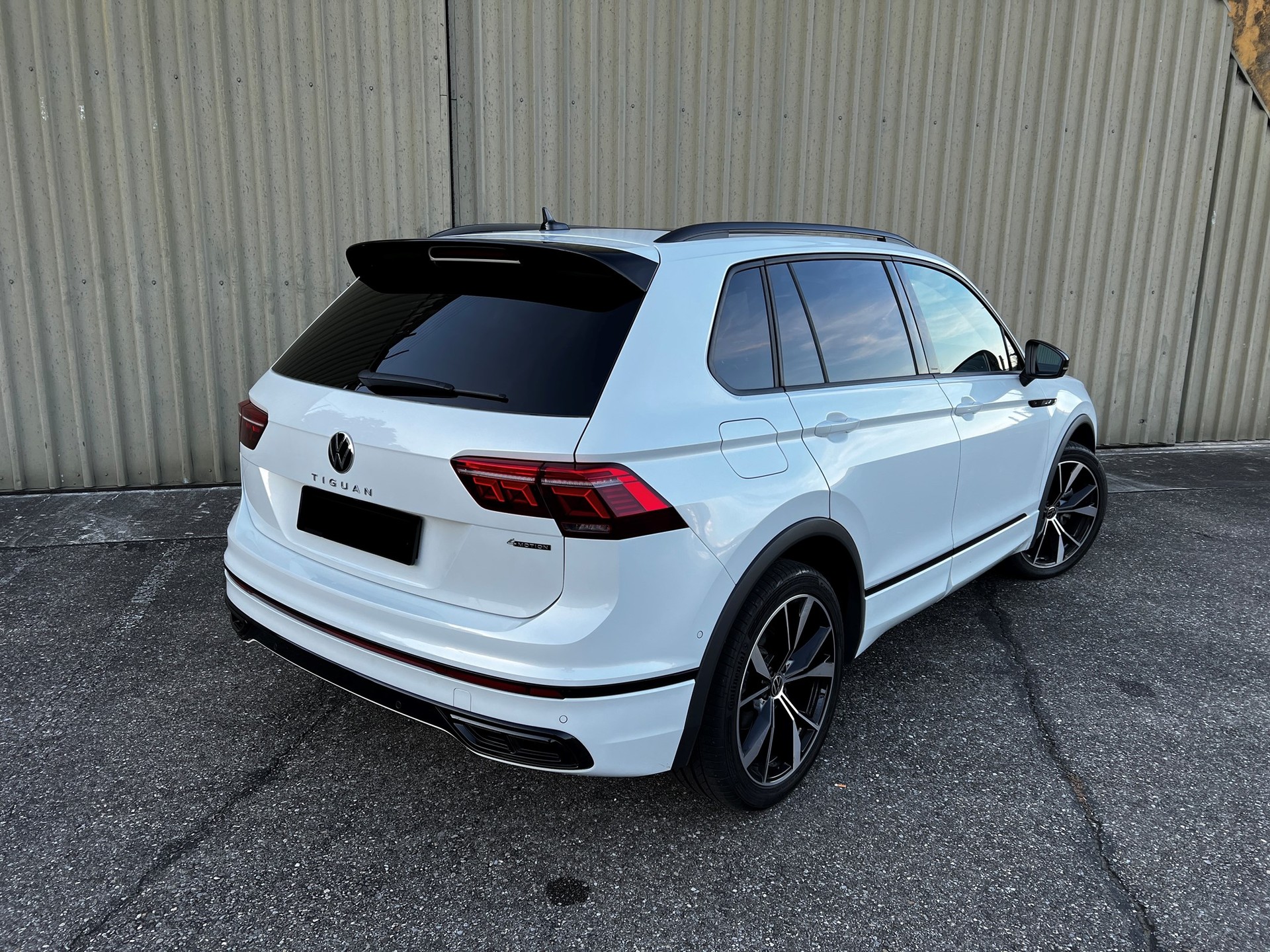 VW Tiguan 2.0TSI R-Line 4Motion DSG-image-3