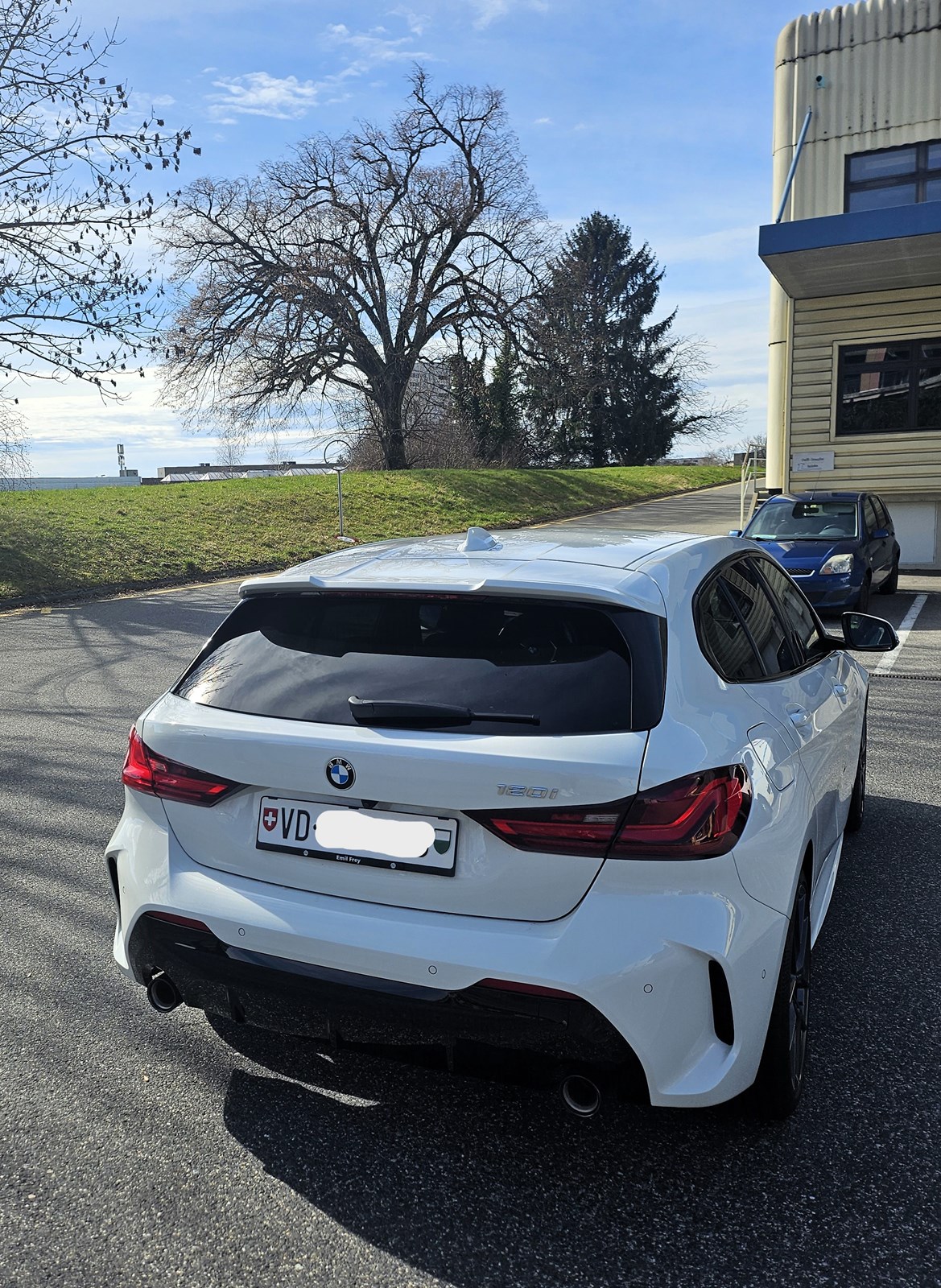 BMW 120i Pure M Sport Steptronic-image-3