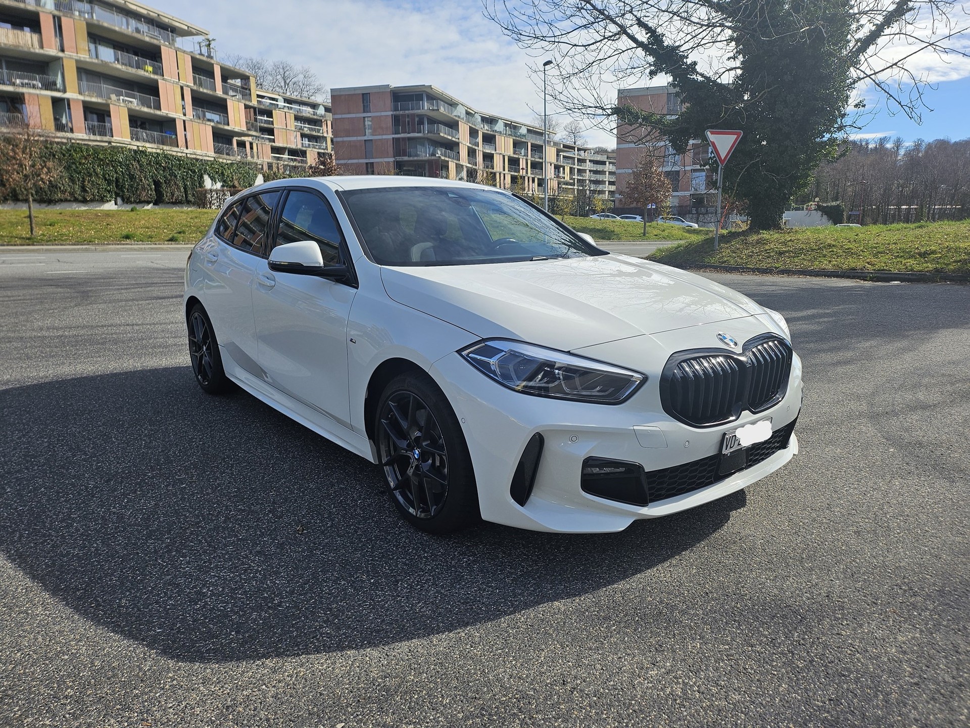 BMW 120i Pure M Sport Steptronic-image-2