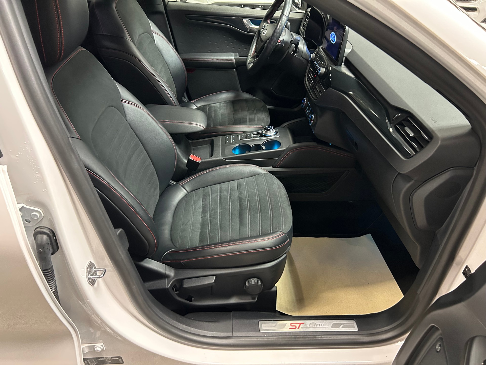FORD Kuga 2.0 TDCi EcoBlue ST-Line 4WD Automat-image-14