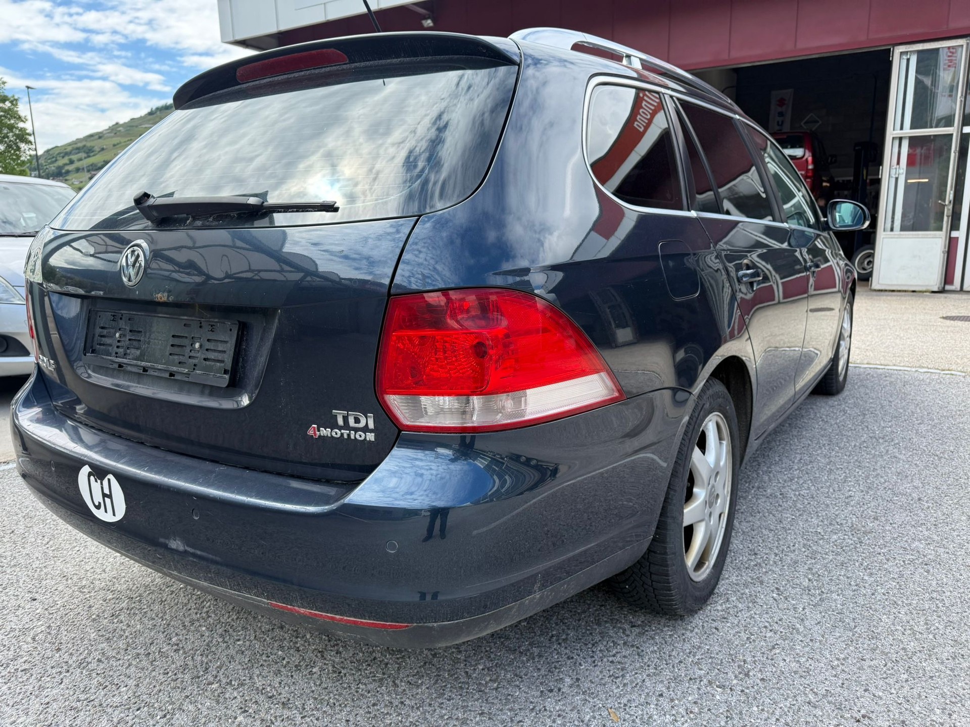 VW Golf Variant 1.9 TDI Comfortline 4Motion-image-4